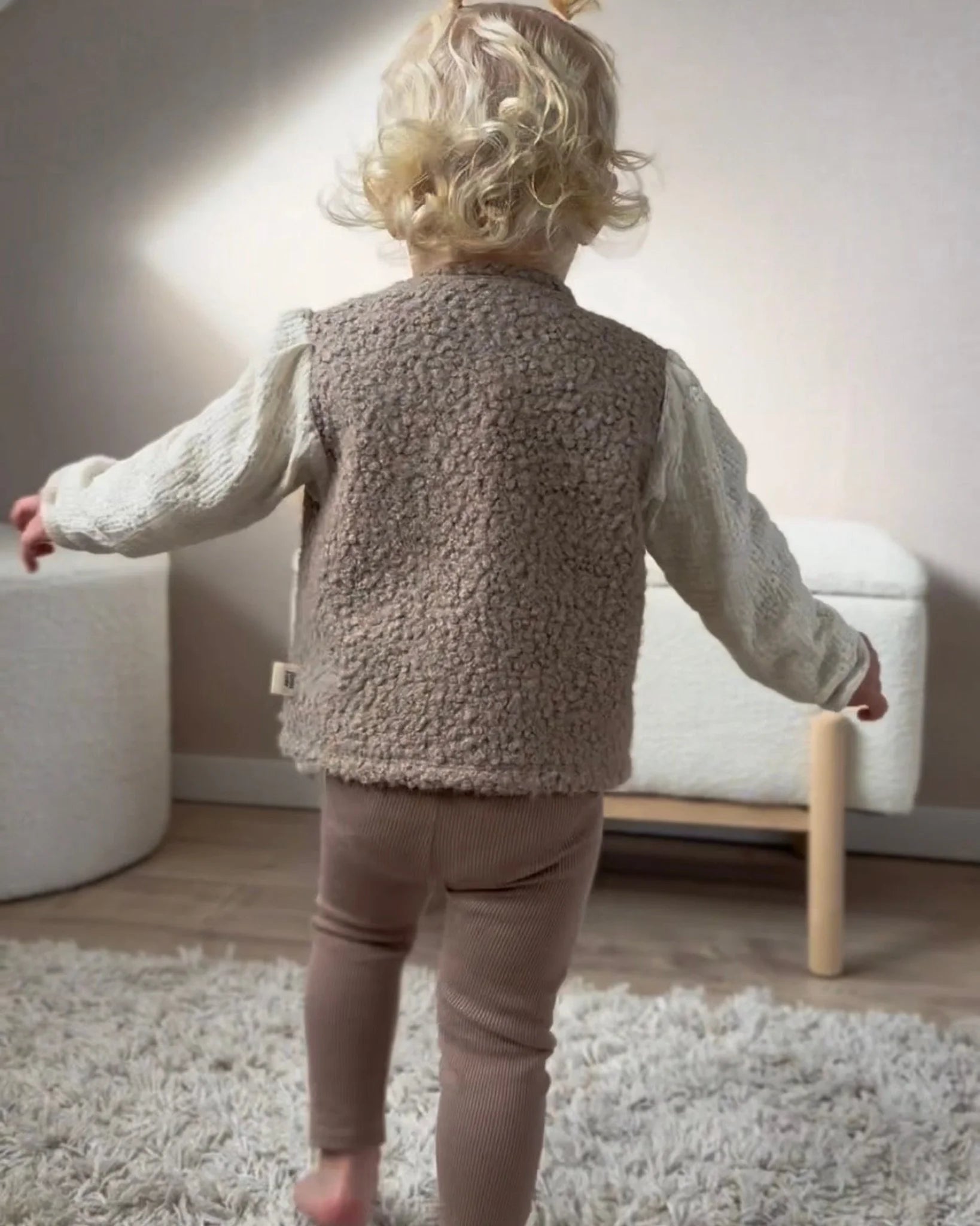 Gilet Teddy | Broderie | Taupe afbeelding 4 - Blossom & Feather