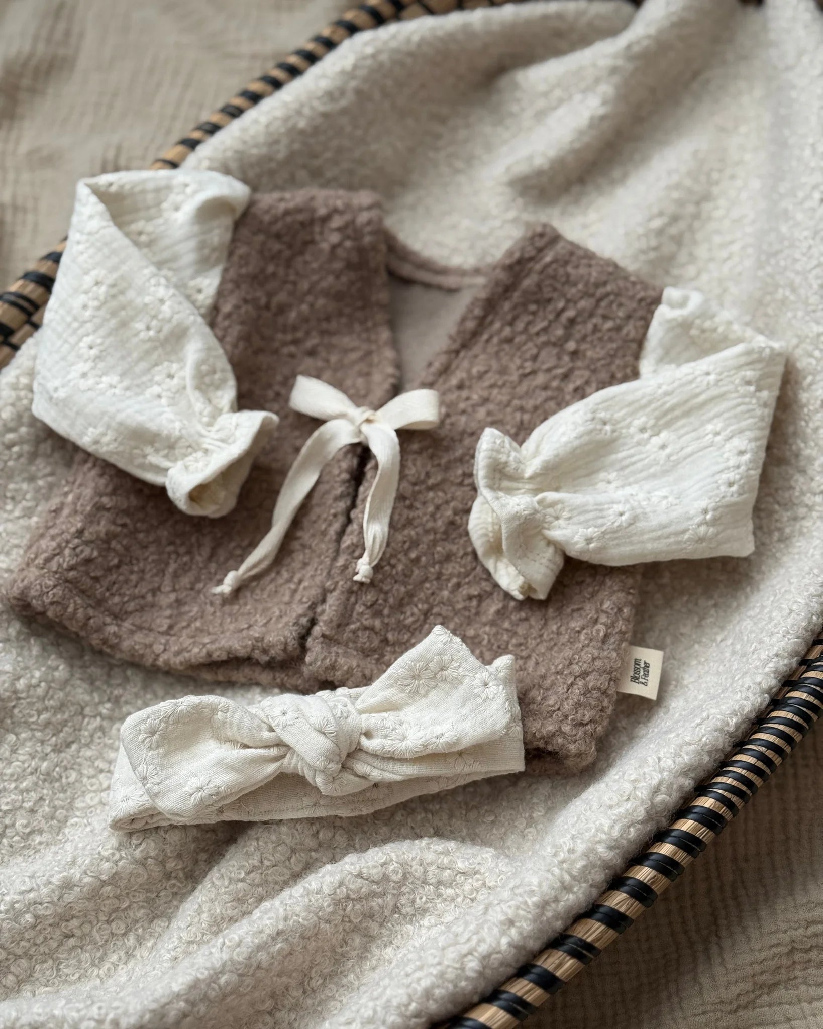 Gilet Teddy | Broderie | Taupe afbeelding 5 - Blossom & Feather