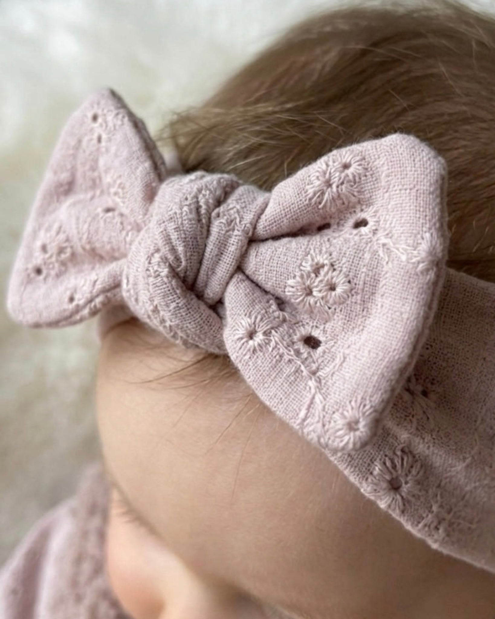 Haarbandje | Broderie | Oud roze afbeelding 1 - Blossom & Feather