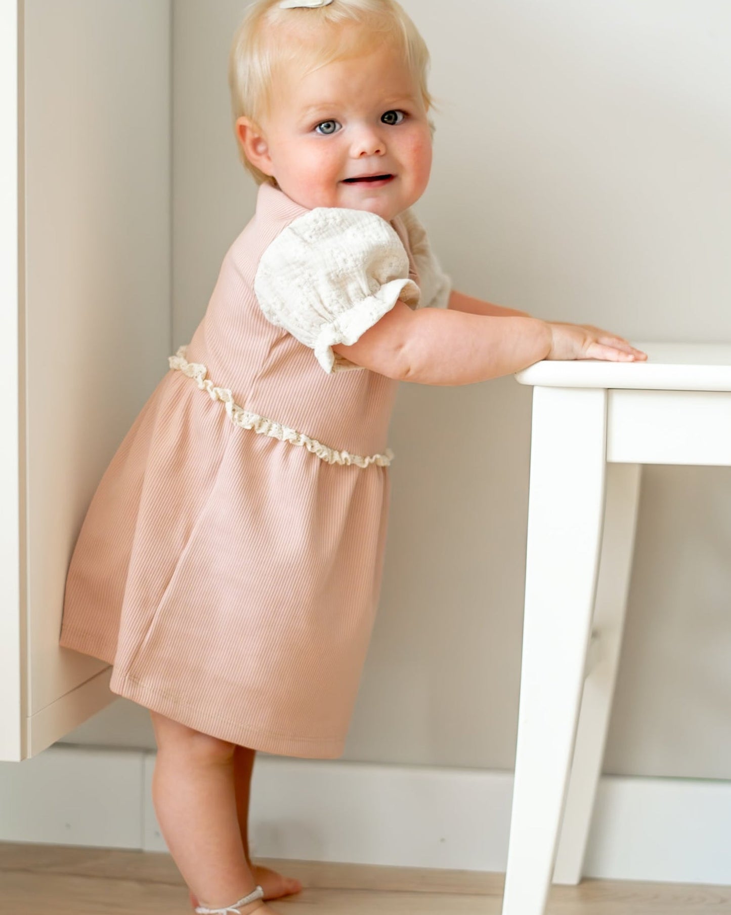 Jurkje met pofmouwtjes | Nude roze | Kant afbeelding 1 - Blossom & Feather
