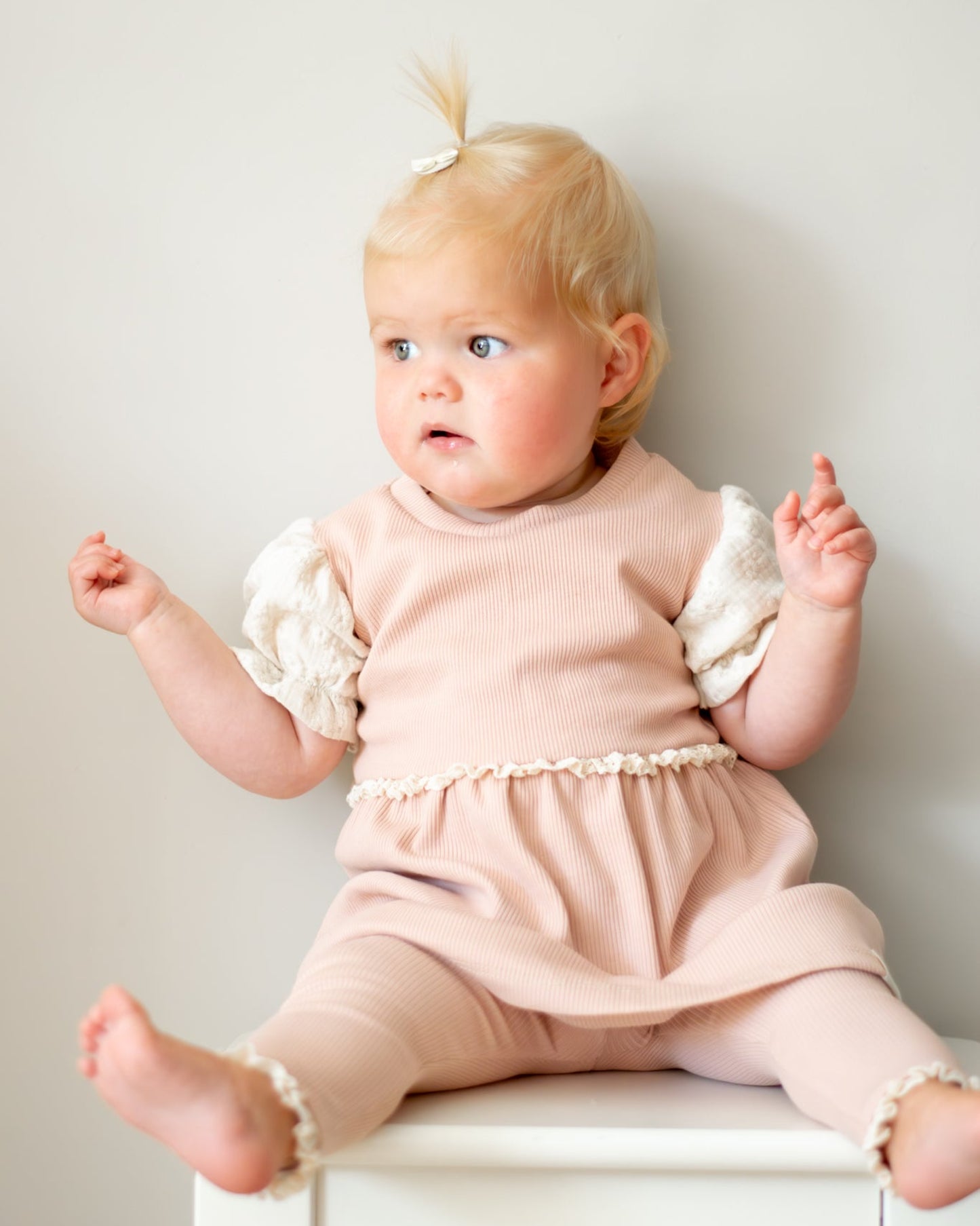 Jurkje met pofmouwtjes | Nude roze | Kant afbeelding 2 - Blossom & Feather