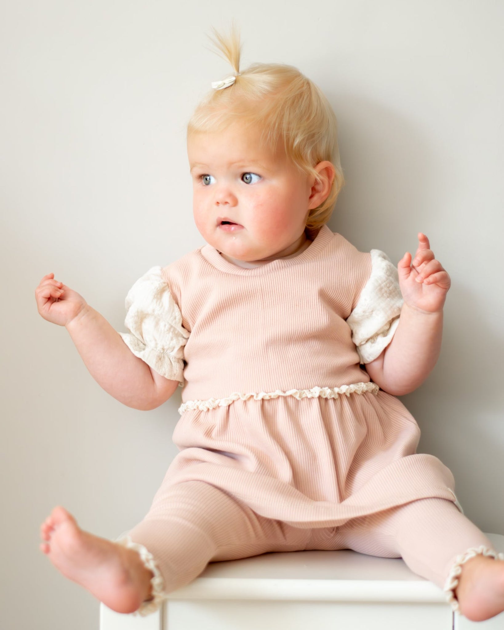 Jurkje met pofmouwtjes | Nude roze | Kant afbeelding 2 - Blossom & Feather