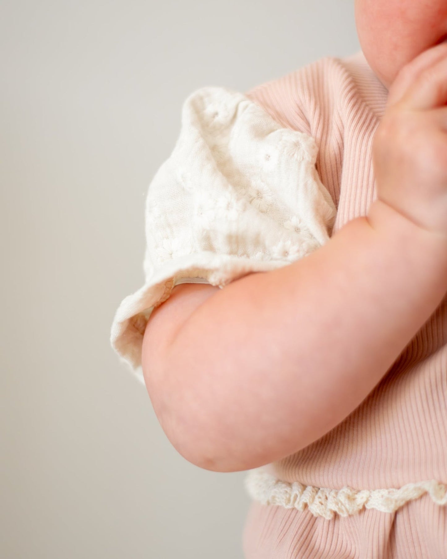 Jurkje met pofmouwtjes | Nude roze | Kant afbeelding 3 - Blossom & Feather