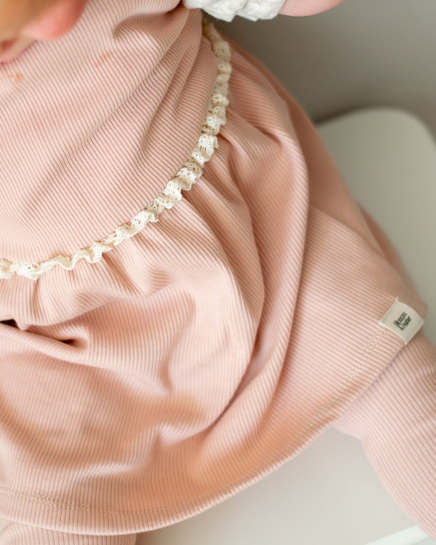 Jurkje met pofmouwtjes | Nude roze | Kant afbeelding 4 - Blossom & Feather