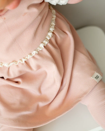Jurkje met pofmouwtjes | Nude roze | Kant afbeelding 4 - Blossom & Feather