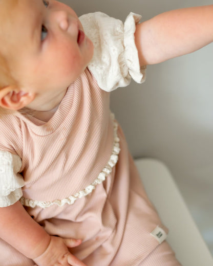 Jurkje met pofmouwtjes | Nude roze | Kant afbeelding 5 - Blossom & Feather
