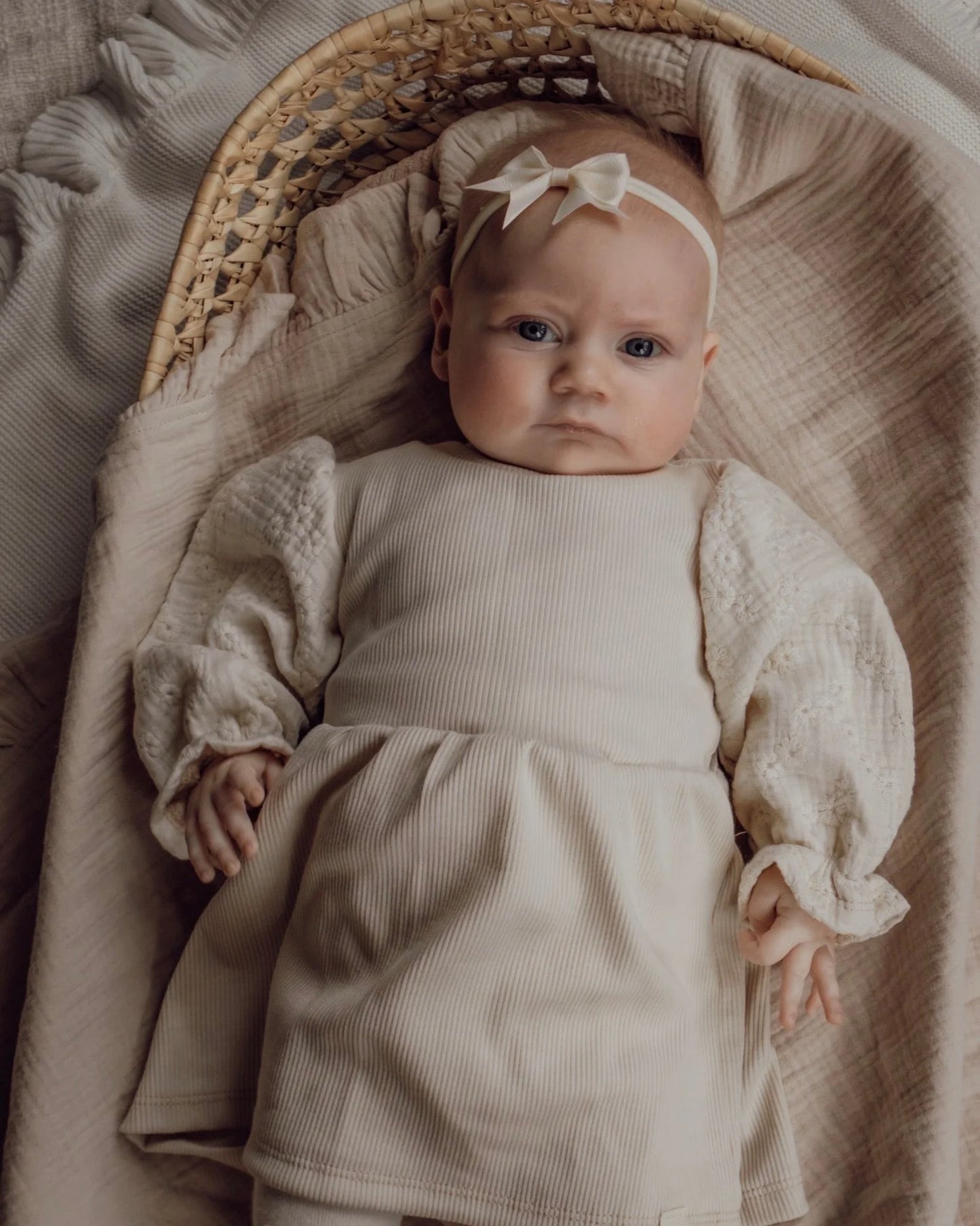 Jurkje rib | Broderie pofmouw afbeelding 3 - Blossom & Feather