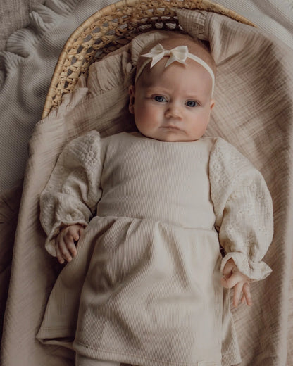 Jurkje rib | Broderie pofmouw afbeelding 3 - Blossom & Feather