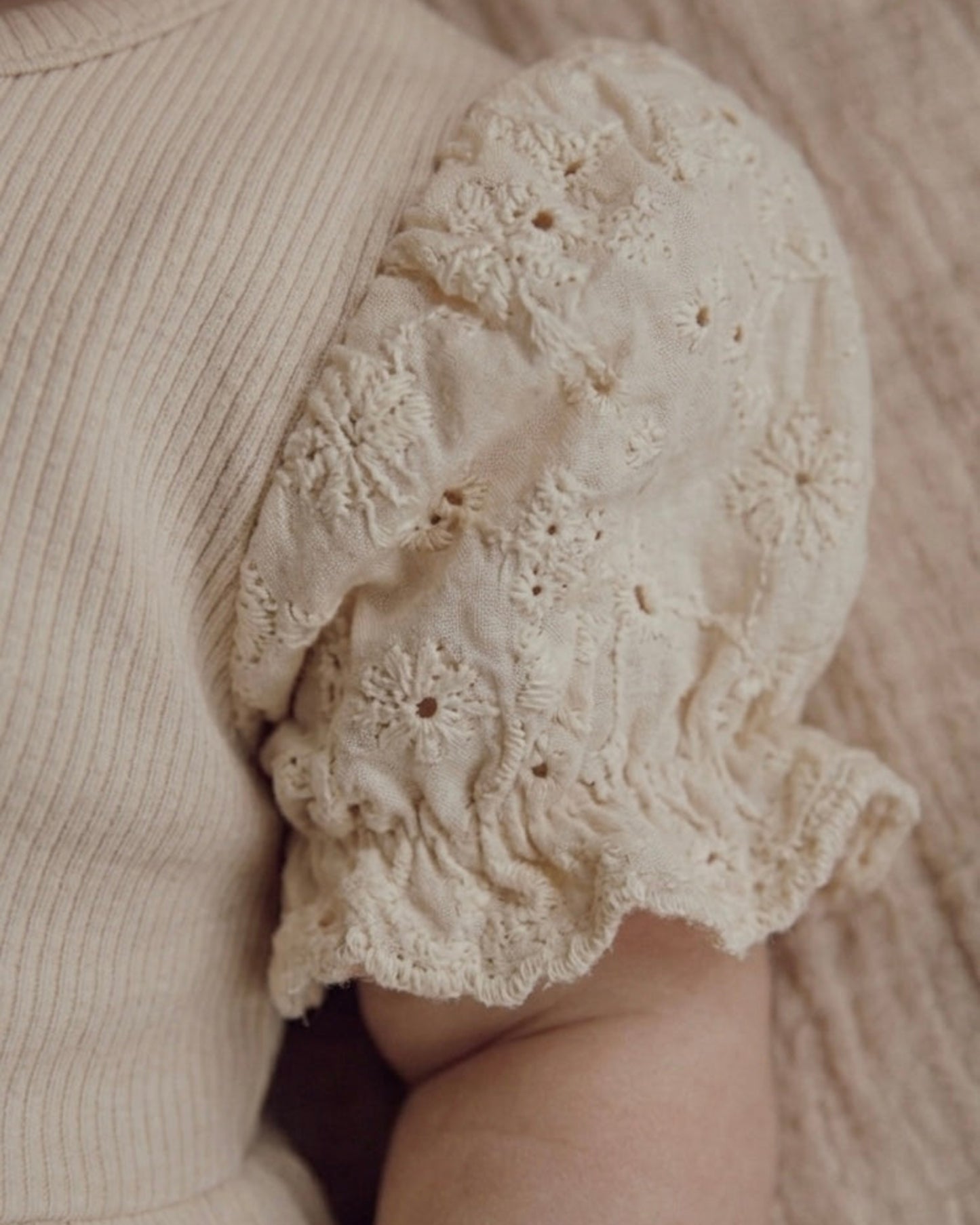 Jurkje rib | Crème | Broderie | Lange of korte mouwtjes afbeelding 4 - Blossom & Feather