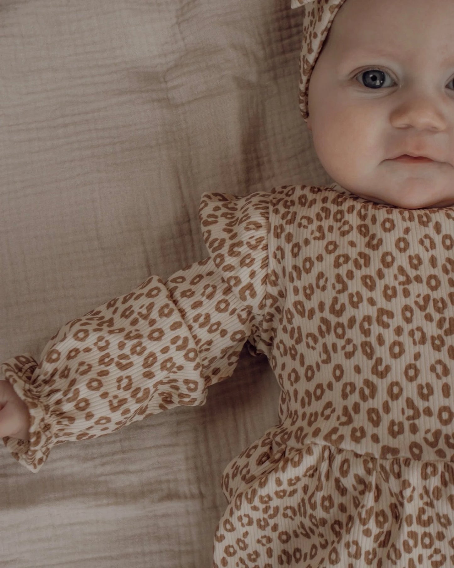 Jurkje rib | Luipaard | Ruffle afbeelding 3 - Blossom & Feather