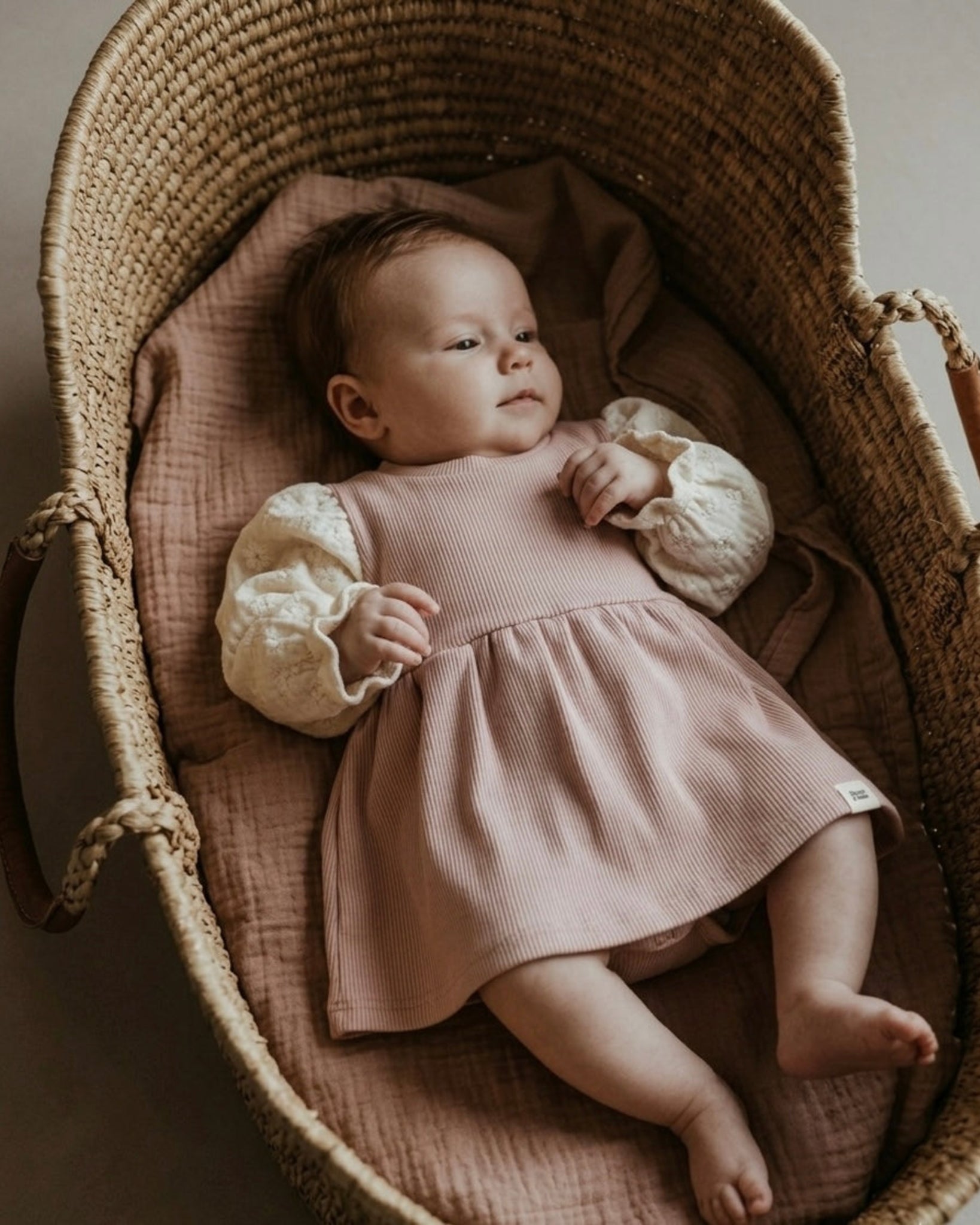 Jurkje rib | Nude roze | Broderie pofmouw afbeelding 1 - Blossom & Feather