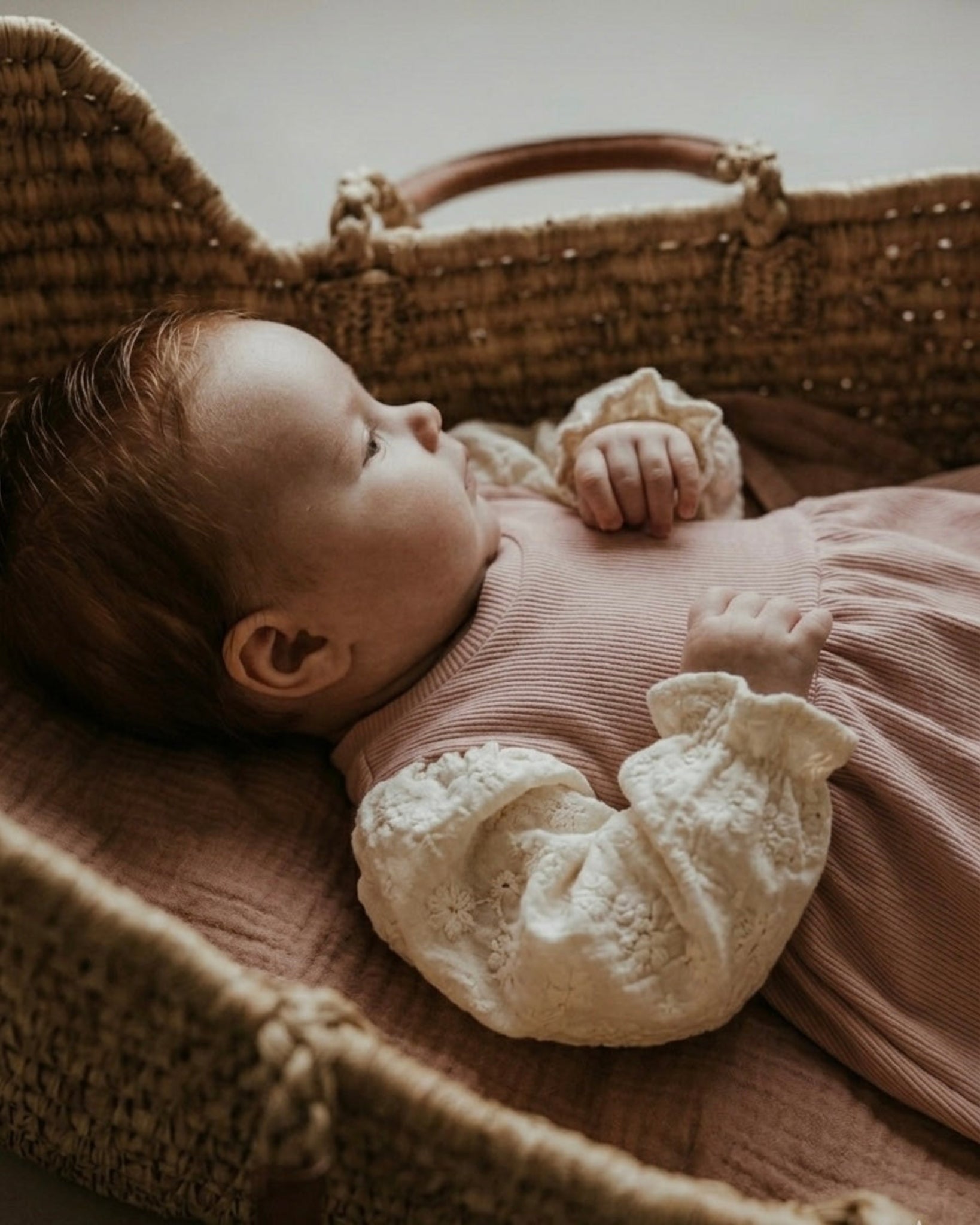 Jurkje rib | Nude roze | Broderie pofmouw afbeelding 2 - Blossom & Feather