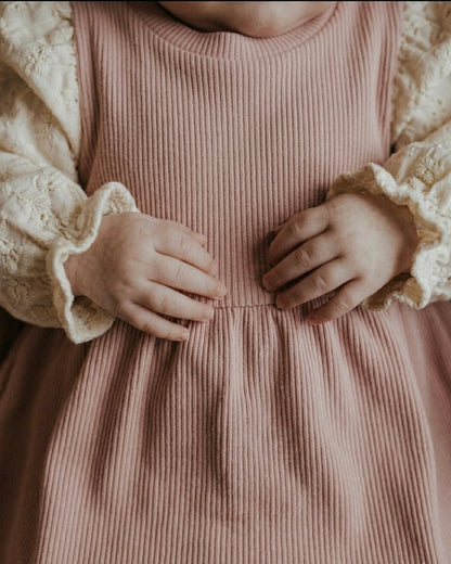 Jurkje rib | Nude roze | Broderie pofmouw afbeelding 4 - Blossom & Feather