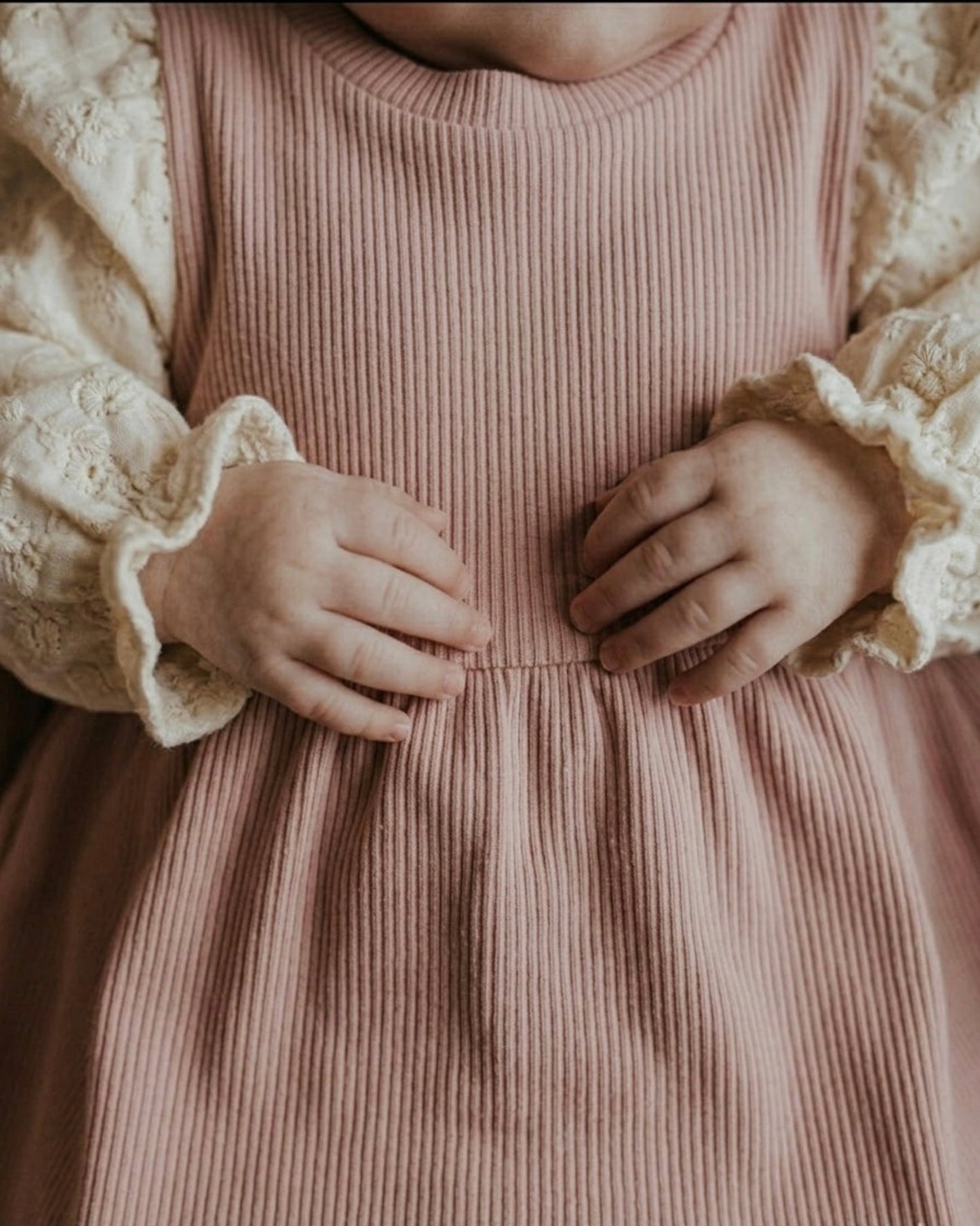 Jurkje rib | Nude roze | Broderie | Lange of korte mouwtjes afbeelding 4 - Blossom & Feather