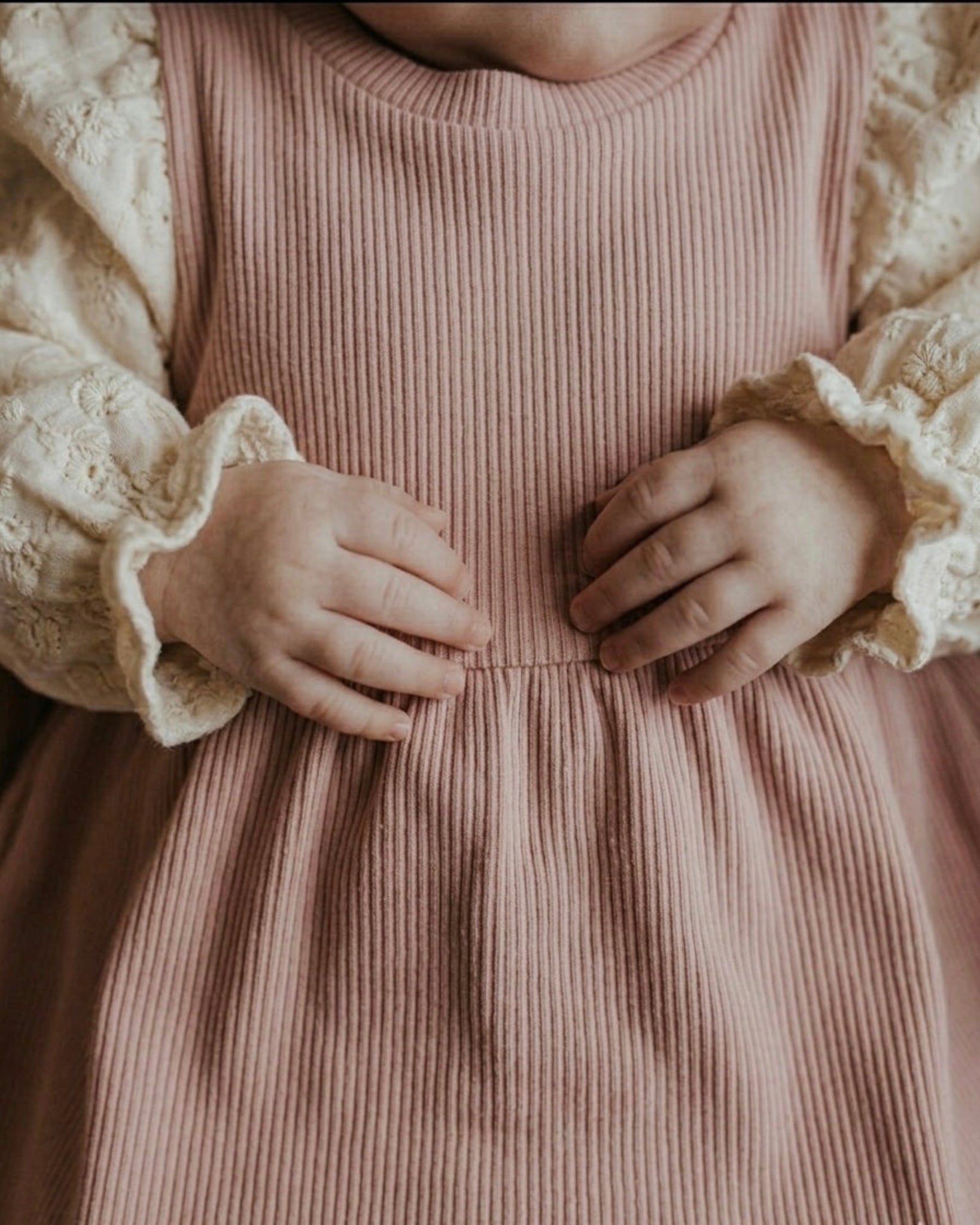Jurkje rib | Nude roze | Broderie | Lange of korte mouwtjes afbeelding 4 - Blossom & Feather