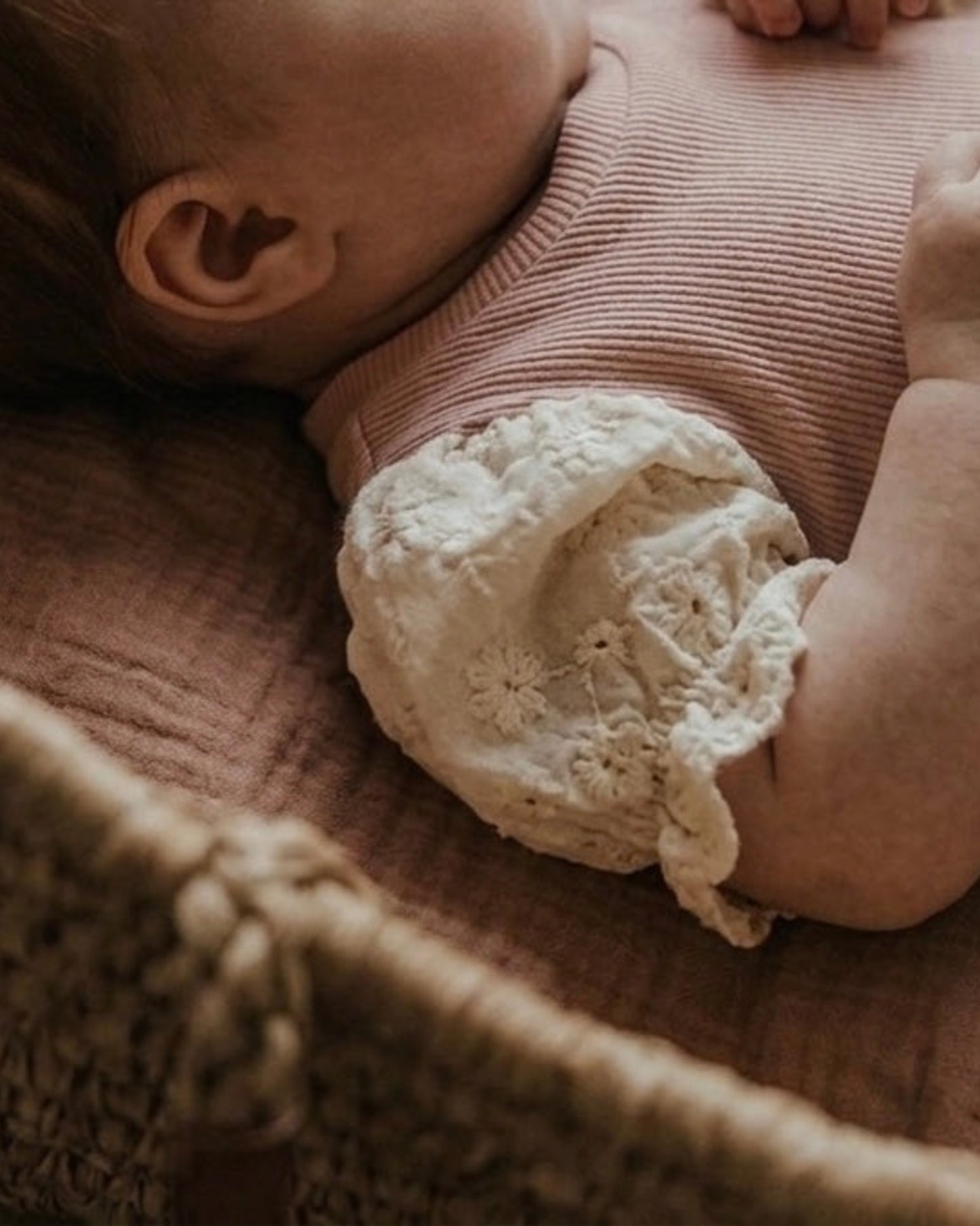 Jurkje rib | Nude roze | Broderie | Lange of korte mouwtjes afbeelding 5 - Blossom & Feather