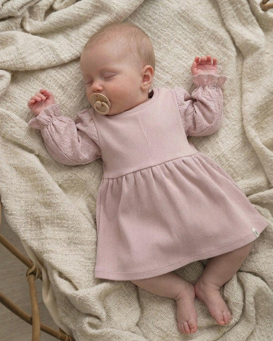 Jurkje rib | Oud roze | Broderie | Lange of korte mouwtjes afbeelding 1 - Blossom & Feather