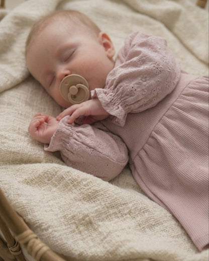 Jurkje rib | Oud roze | Broderie | Lange of korte mouwtjes afbeelding 2 - Blossom & Feather