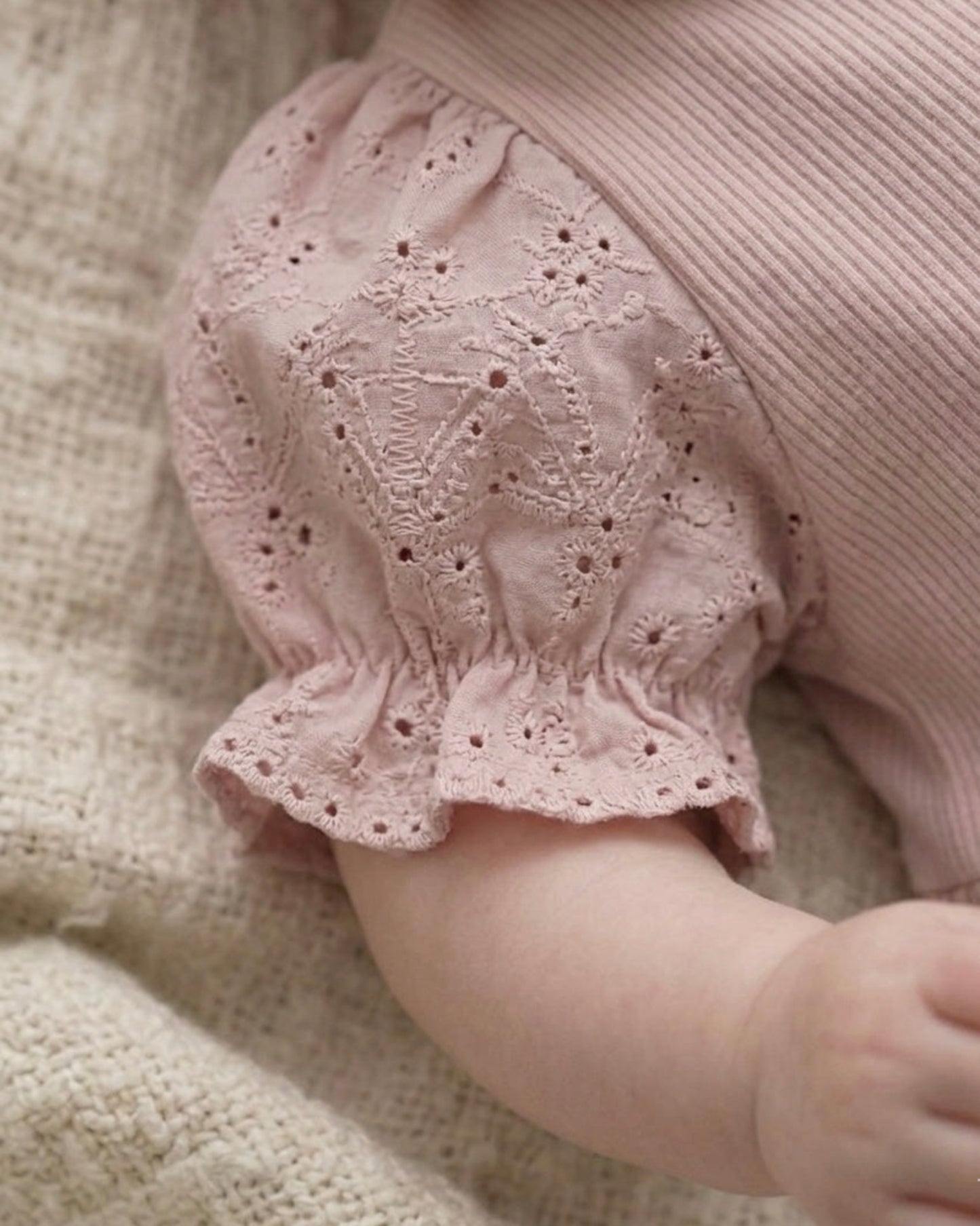 Jurkje rib | Oud roze | Broderie | Lange of korte mouwtjes afbeelding 3 - Blossom & Feather