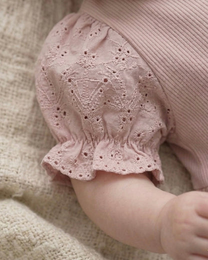 Jurkje rib | Oud roze | Broderie | Lange of korte mouwtjes afbeelding 3 - Blossom & Feather