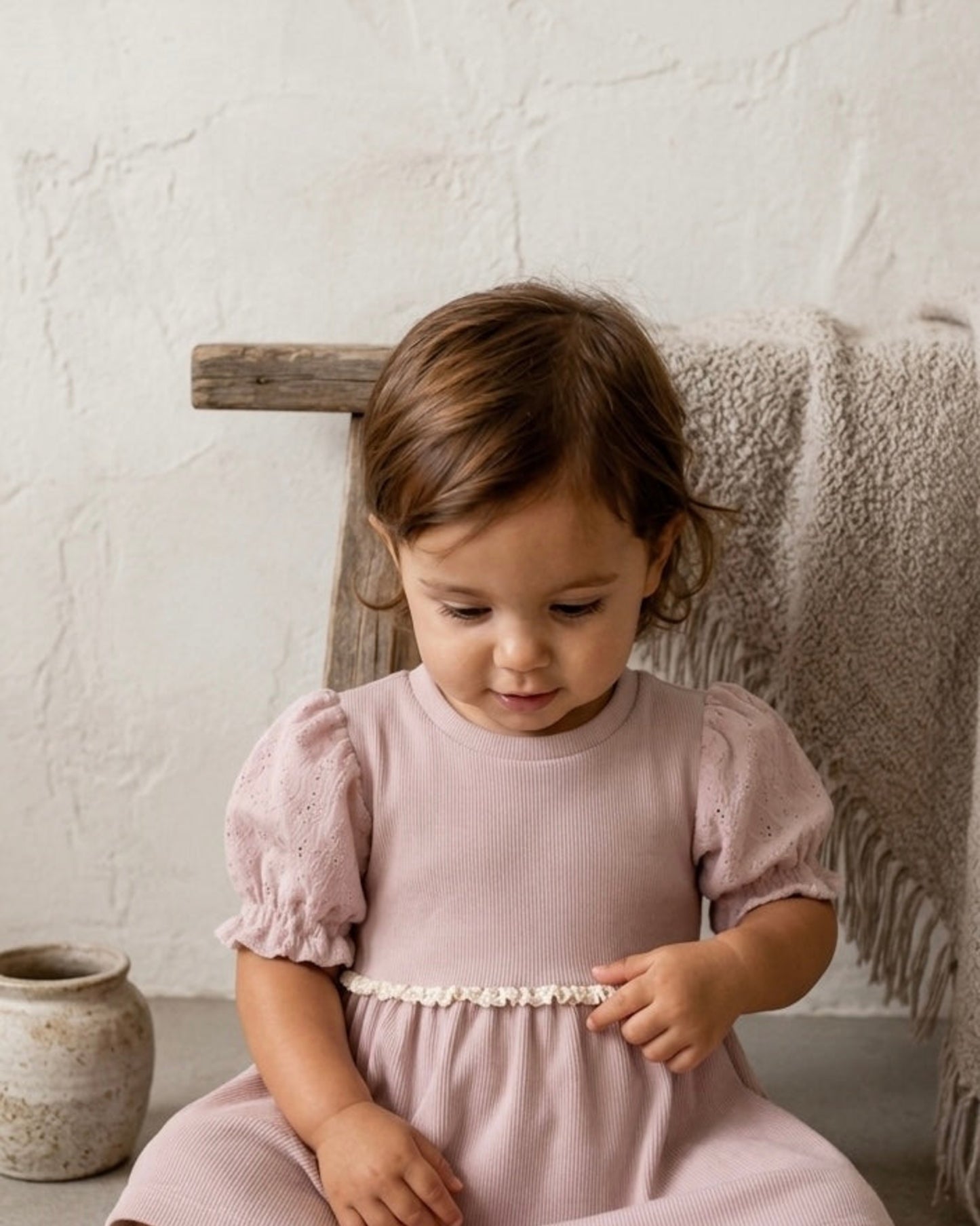 Jurkje rib | Oud roze | Broderie pofmouwtjes | Kant afbeelding 2 - Blossom & Feather