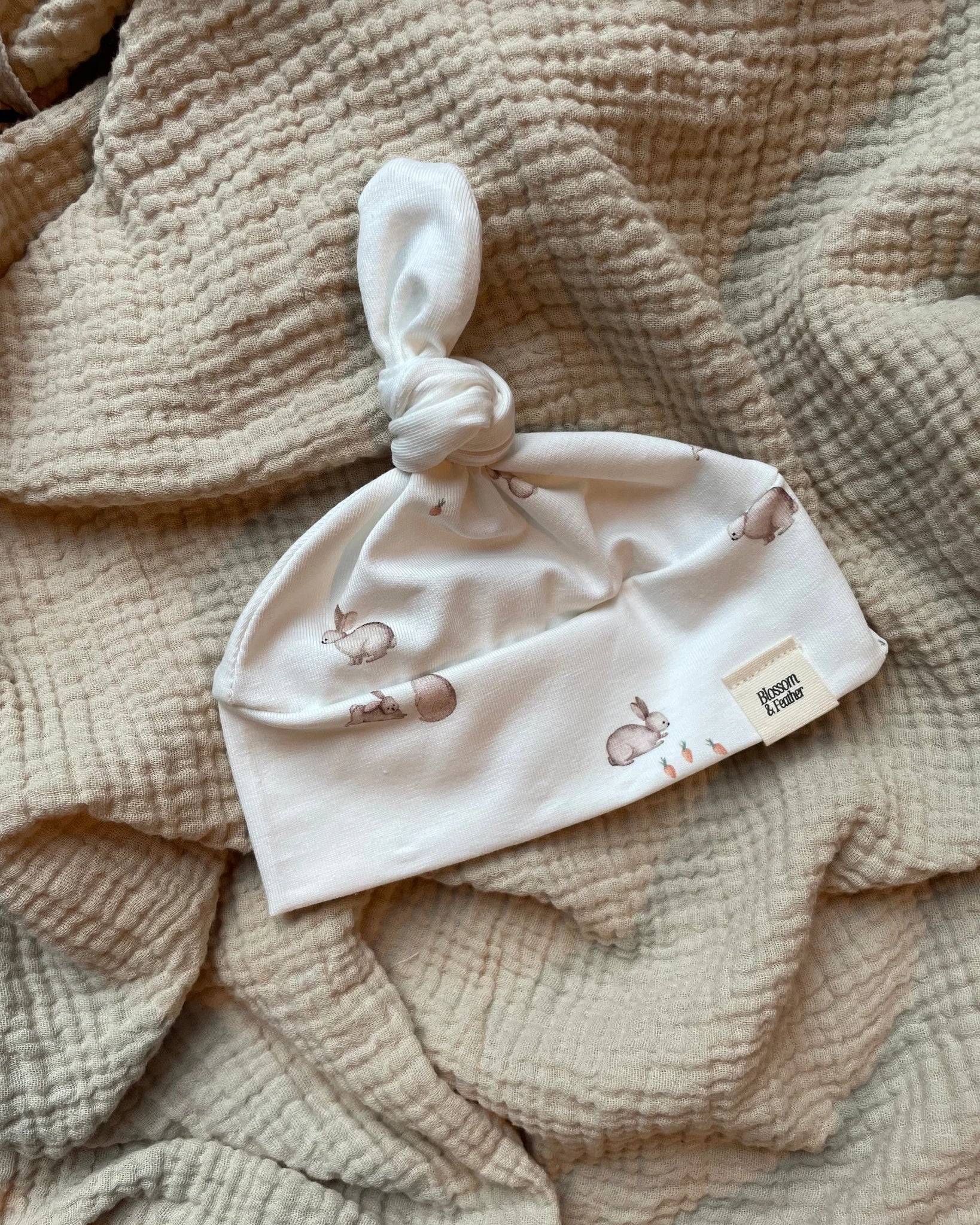 Knoopmutsje | Konijntjes - Blossom & Feather