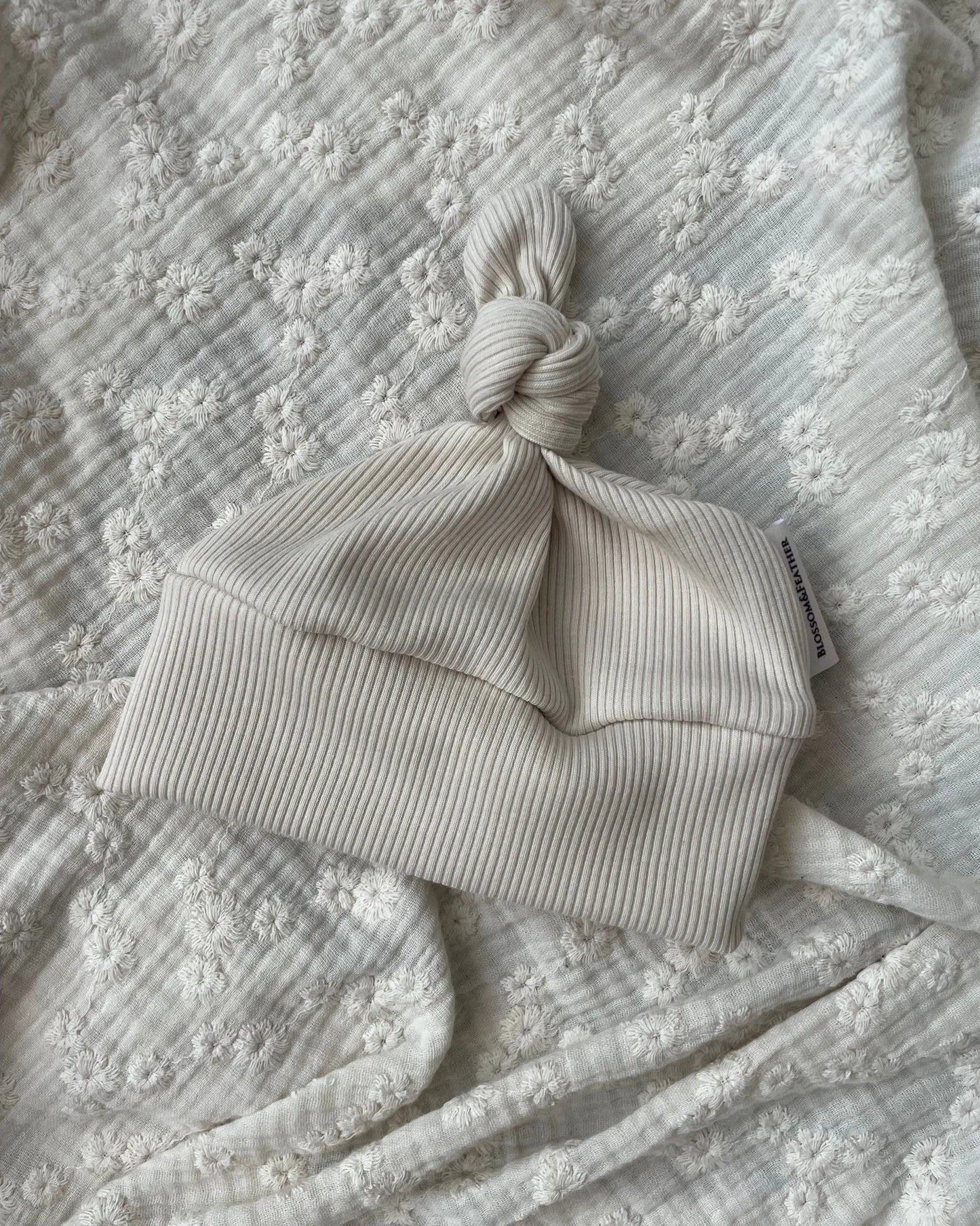 Knoopmutsje rib | Cr�me - Blossom & Feather