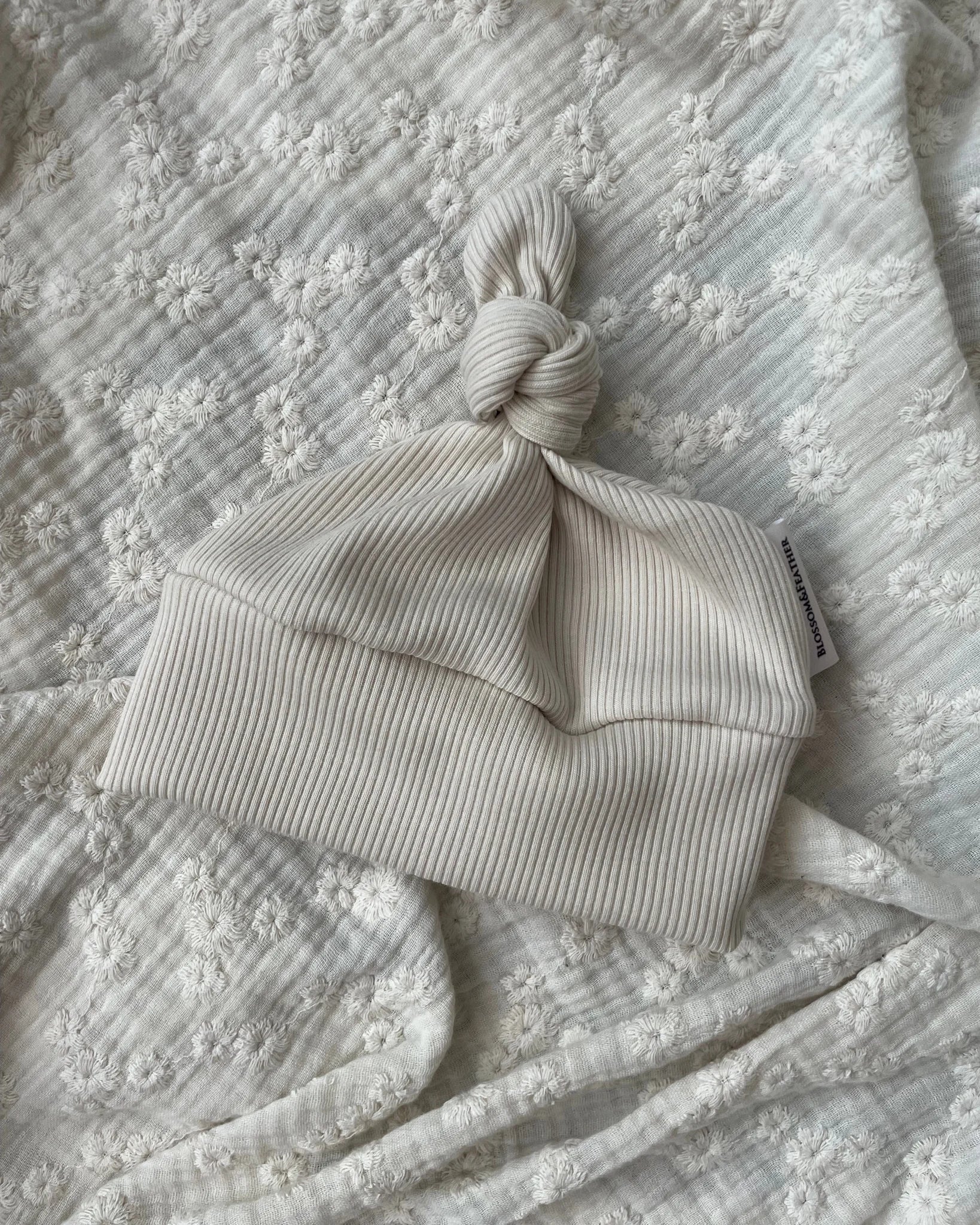Knoopmutsje rib | Cr�me - Blossom & Feather