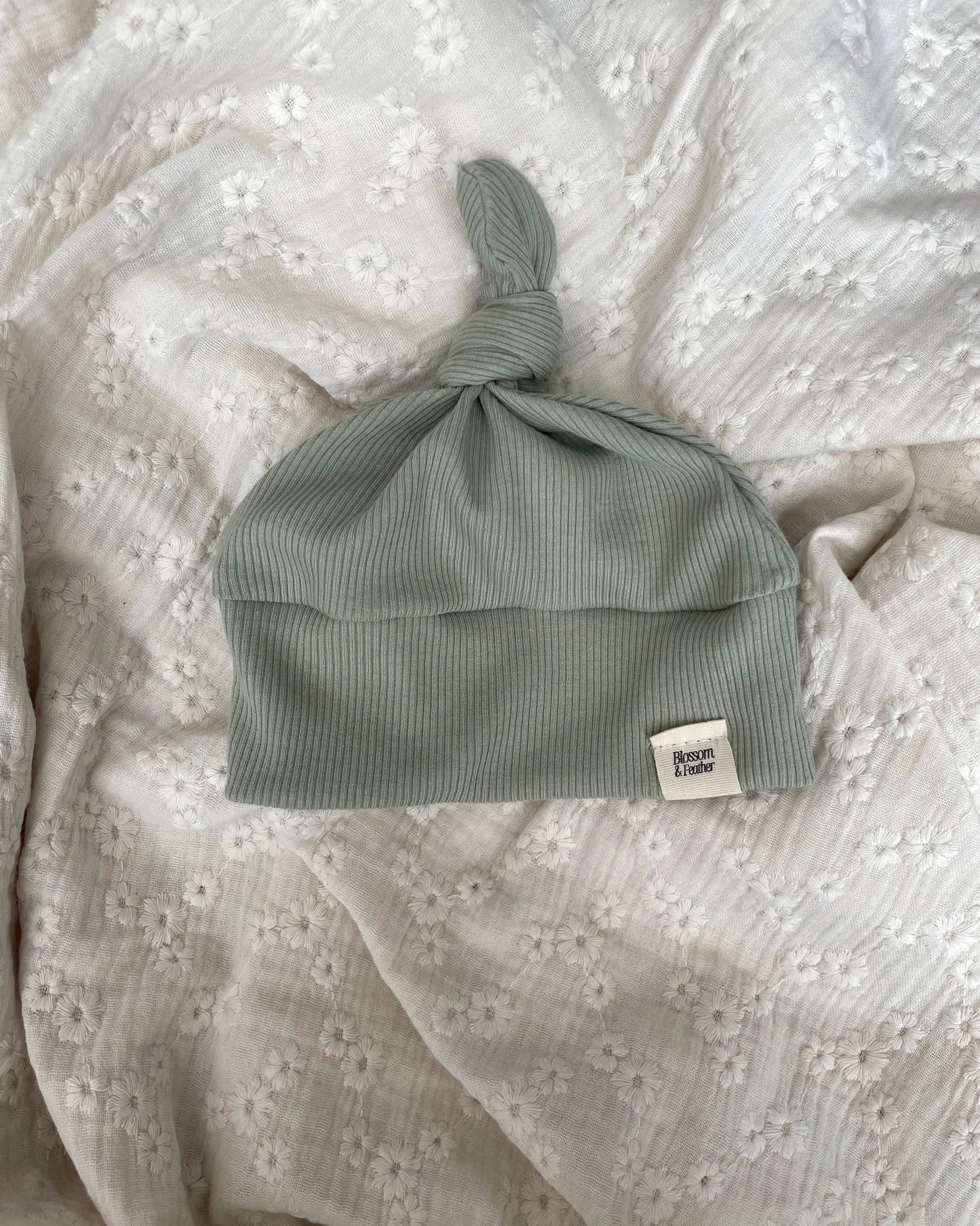 Knoopmutsje rib | Dusty groen - Blossom & Feather