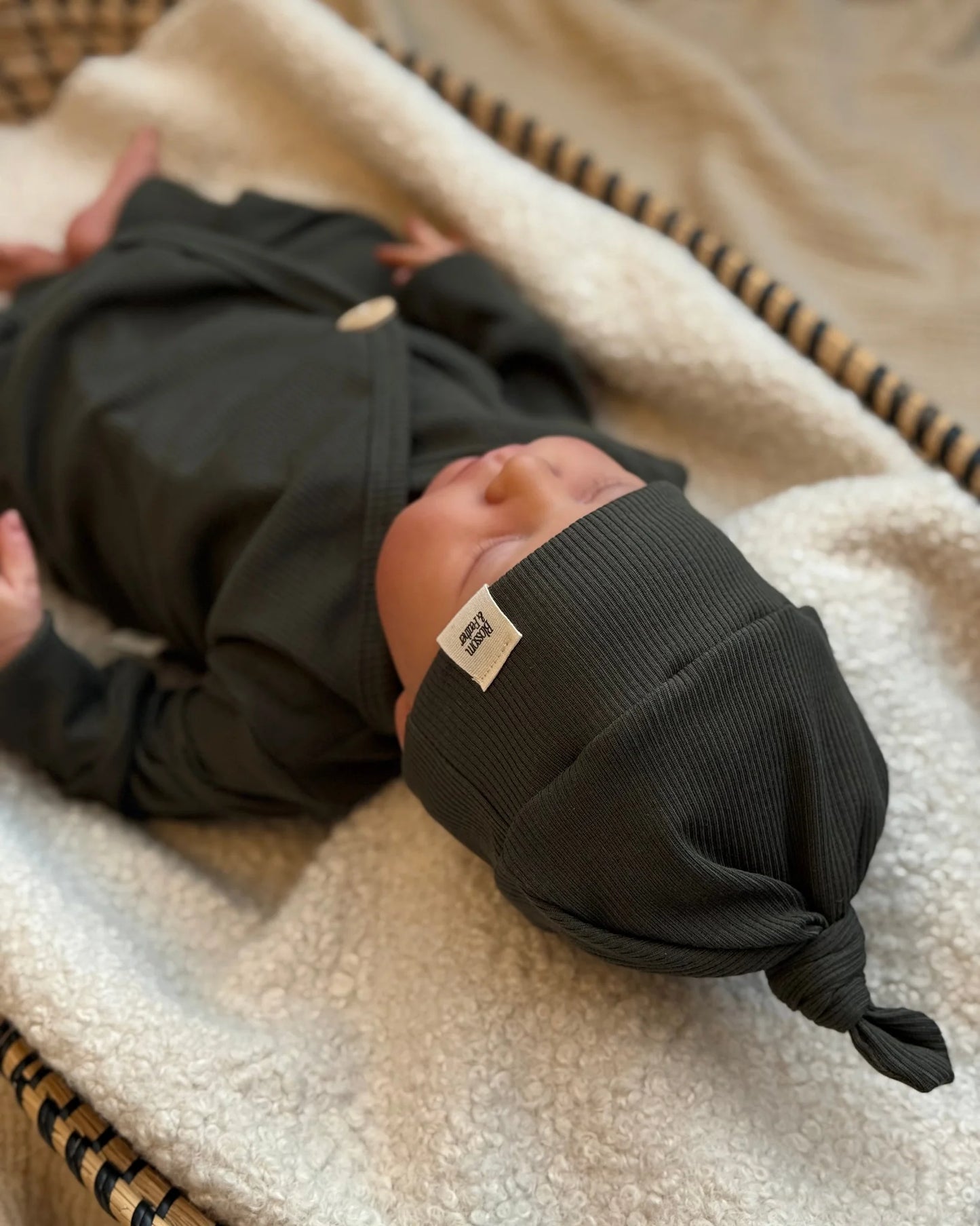 Knoopmutsje rib | Legergroen - Blossom & Feather