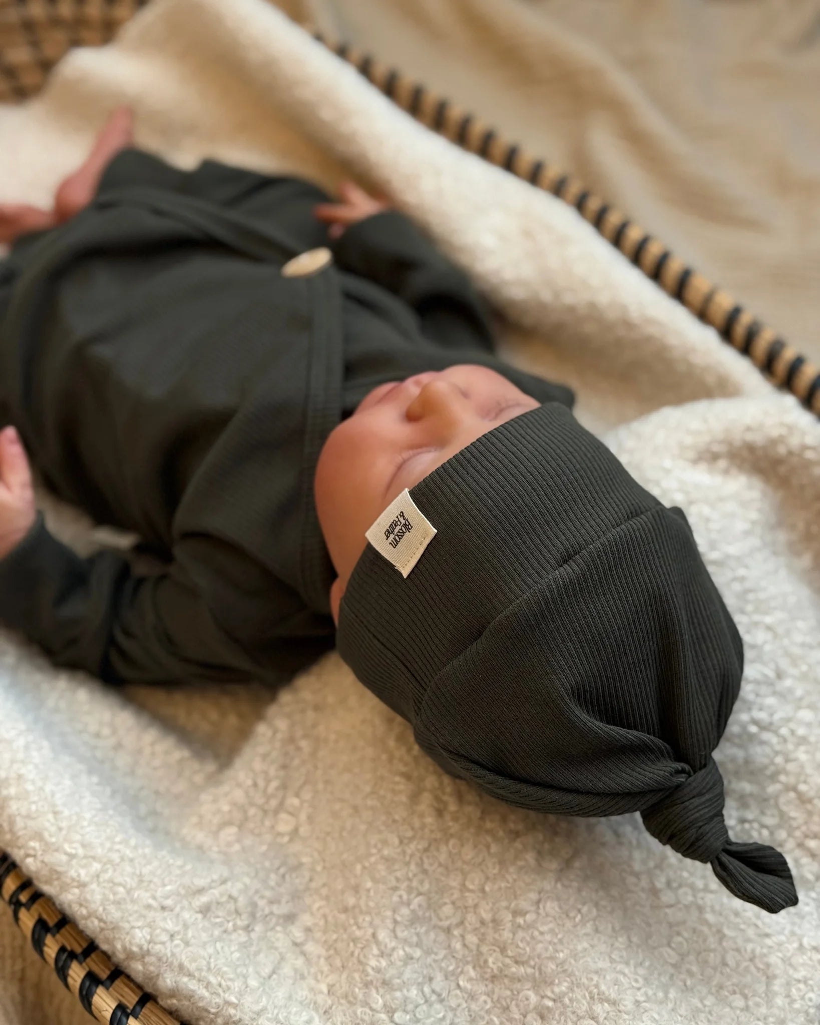 Knoopmutsje rib | Legergroen - Blossom & Feather