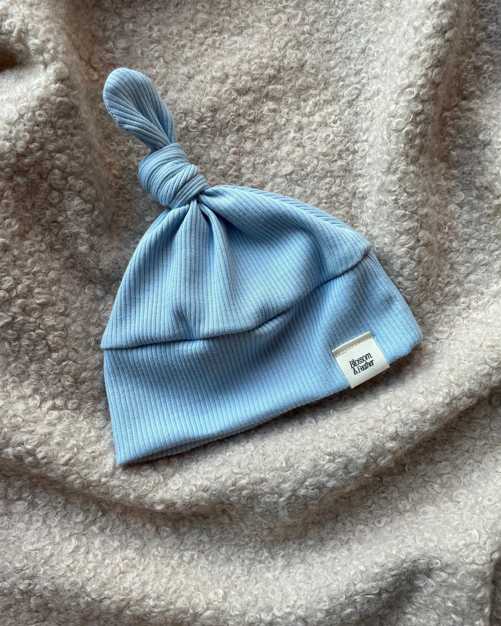 Knoopmutsje rib | Licht blauw - Blossom & Feather