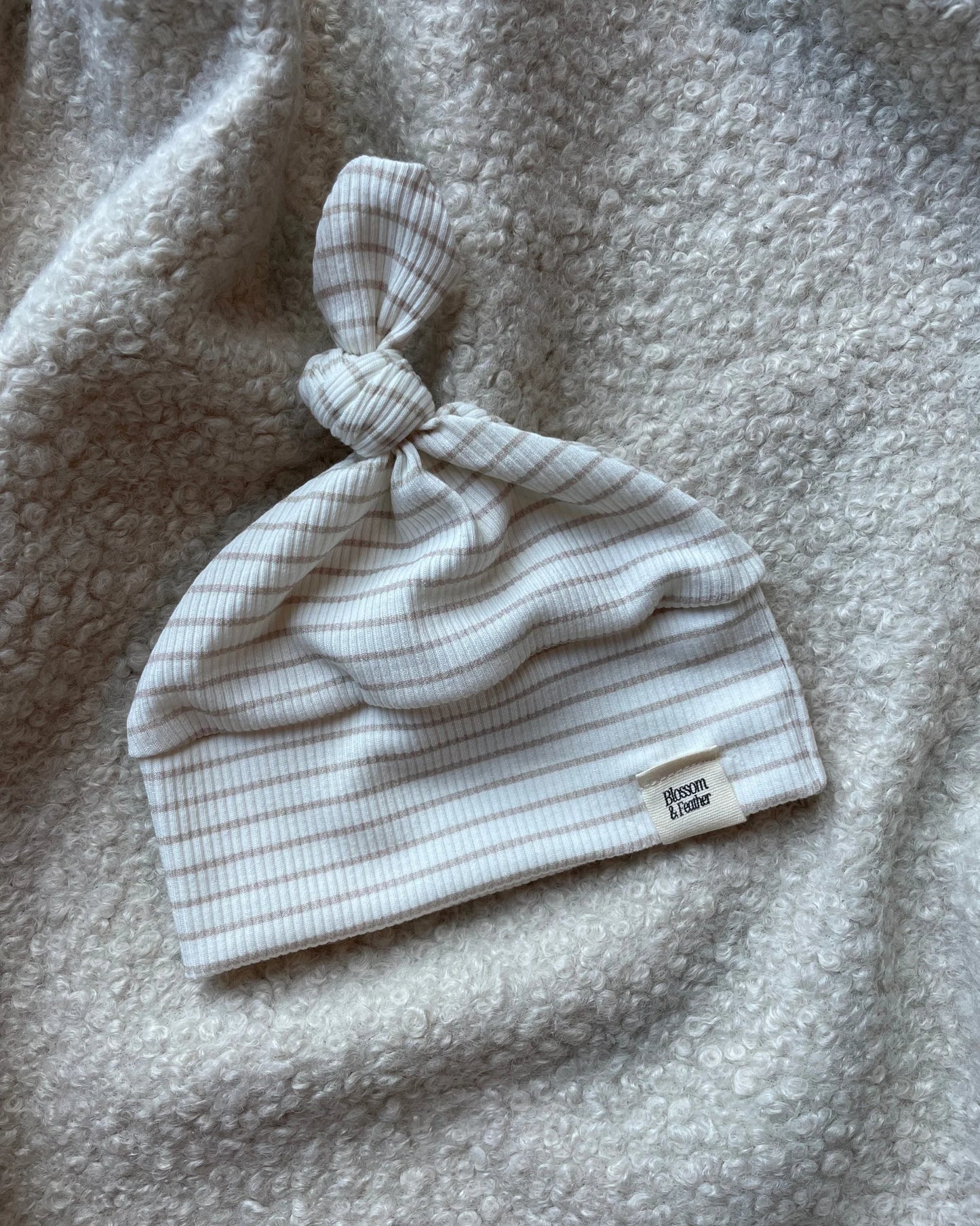Knoopmutsje rib | Streepjes | Licht beige afbeelding 1 - Blossom & Feather