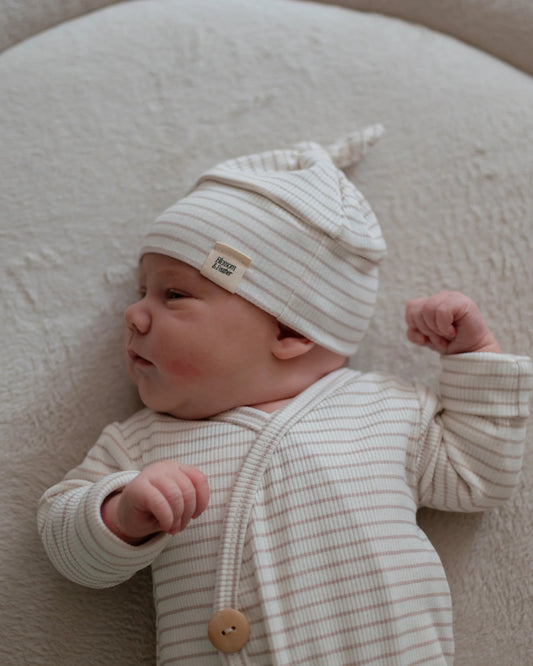 Knoopmutsje rib | Streepjes | Licht beige afbeelding 2 - Blossom & Feather