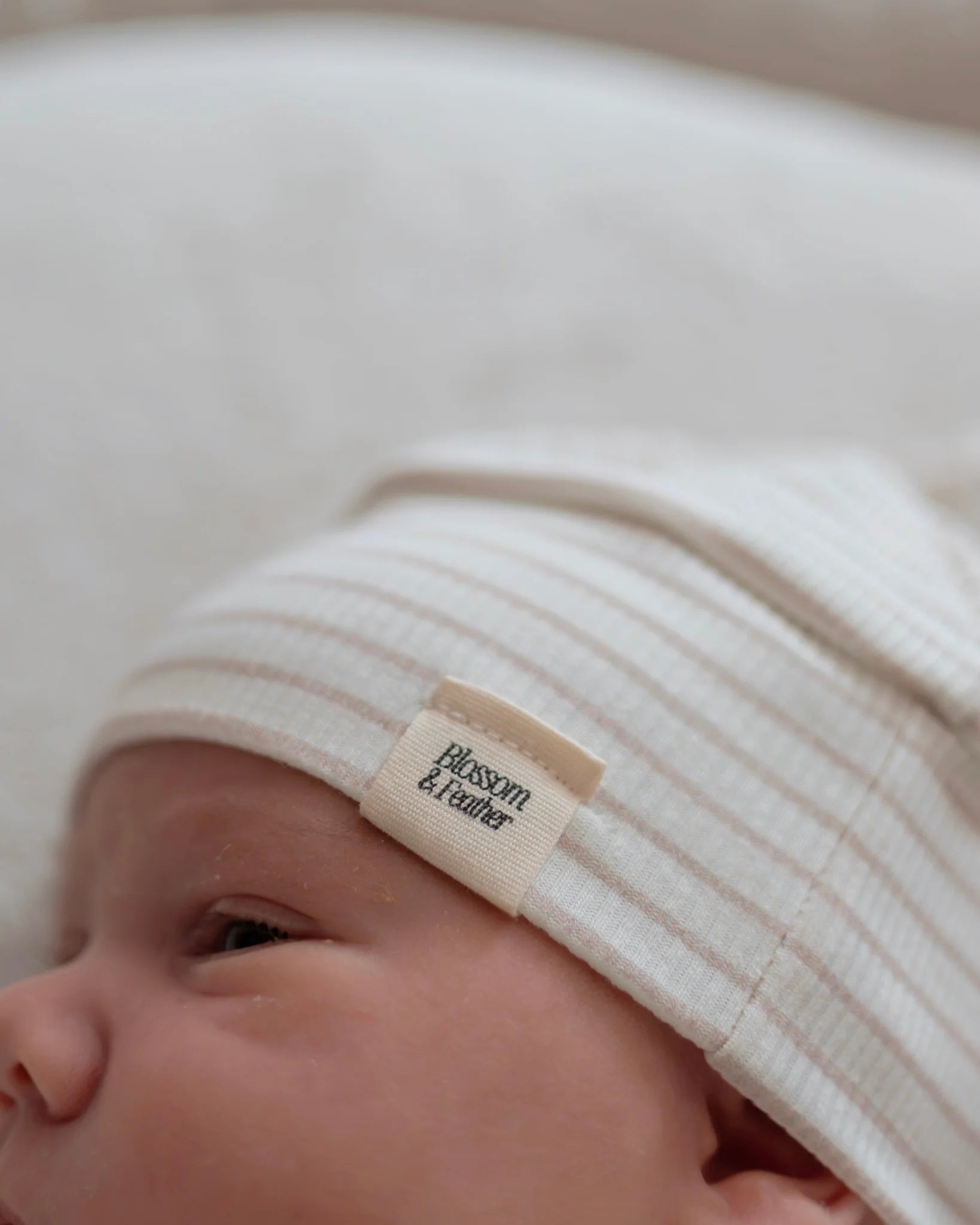 Knoopmutsje rib | Streepjes | Licht beige afbeelding 3 - Blossom & Feather