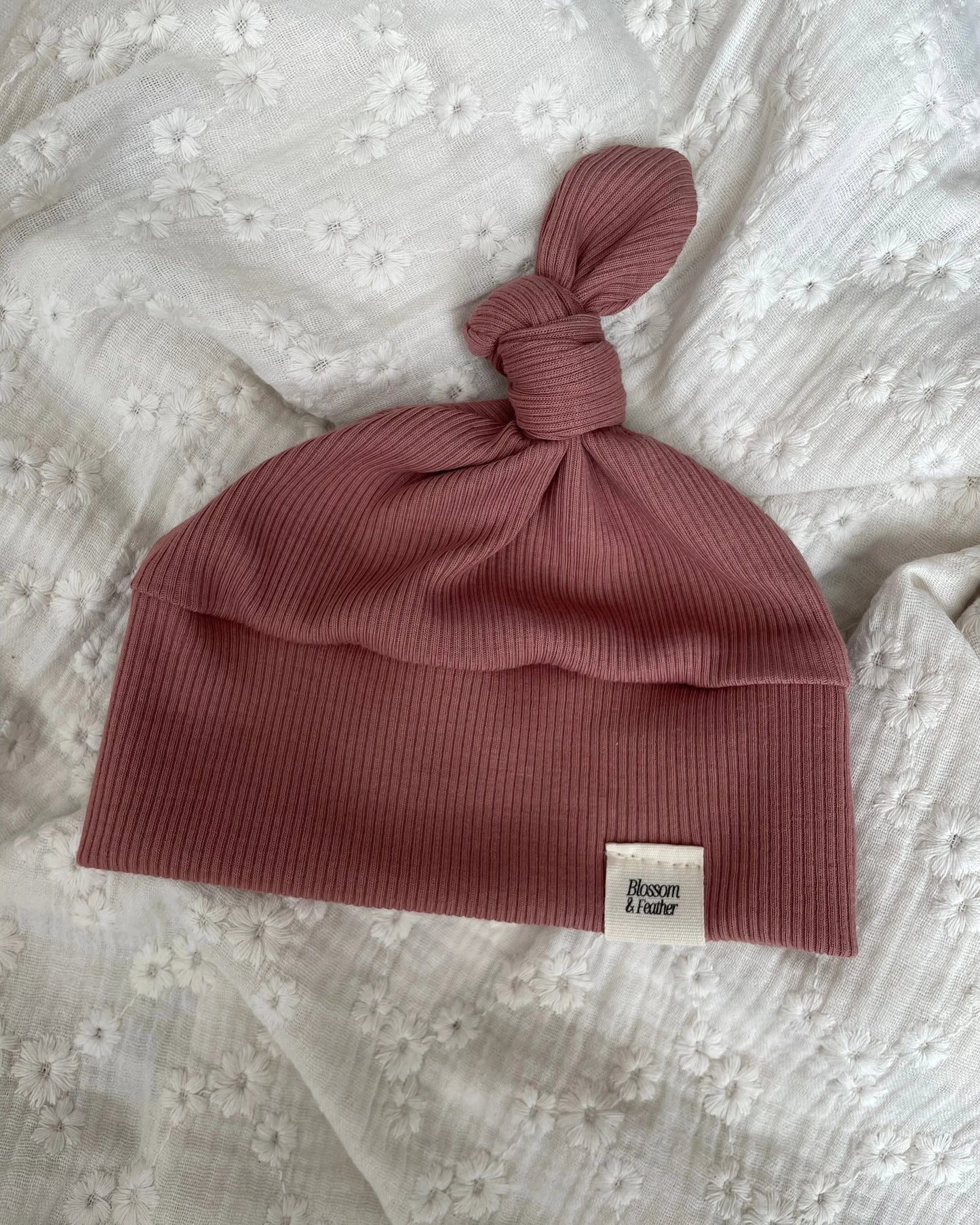 Knoopmutsje rib | Klei roze - Blossom & Feather