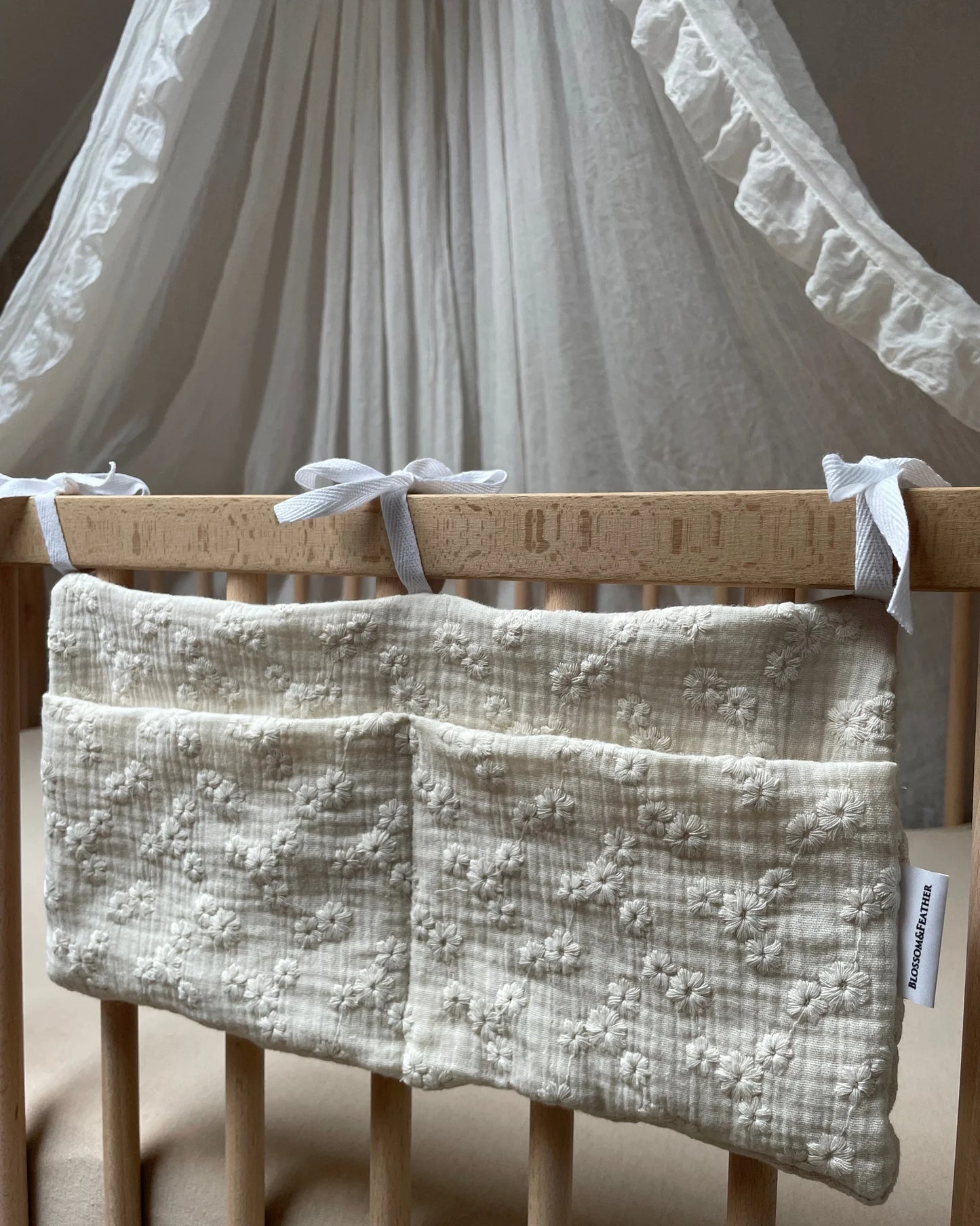 Ledikant & wieg organizer | Broderie Ecru - Blossom & Feather