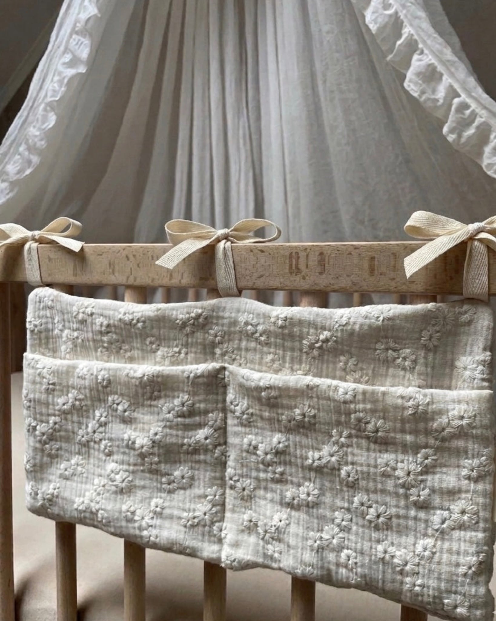 Ledikant & wieg organizer | Broderie Ecru afbeelding 2 - Blossom & Feather