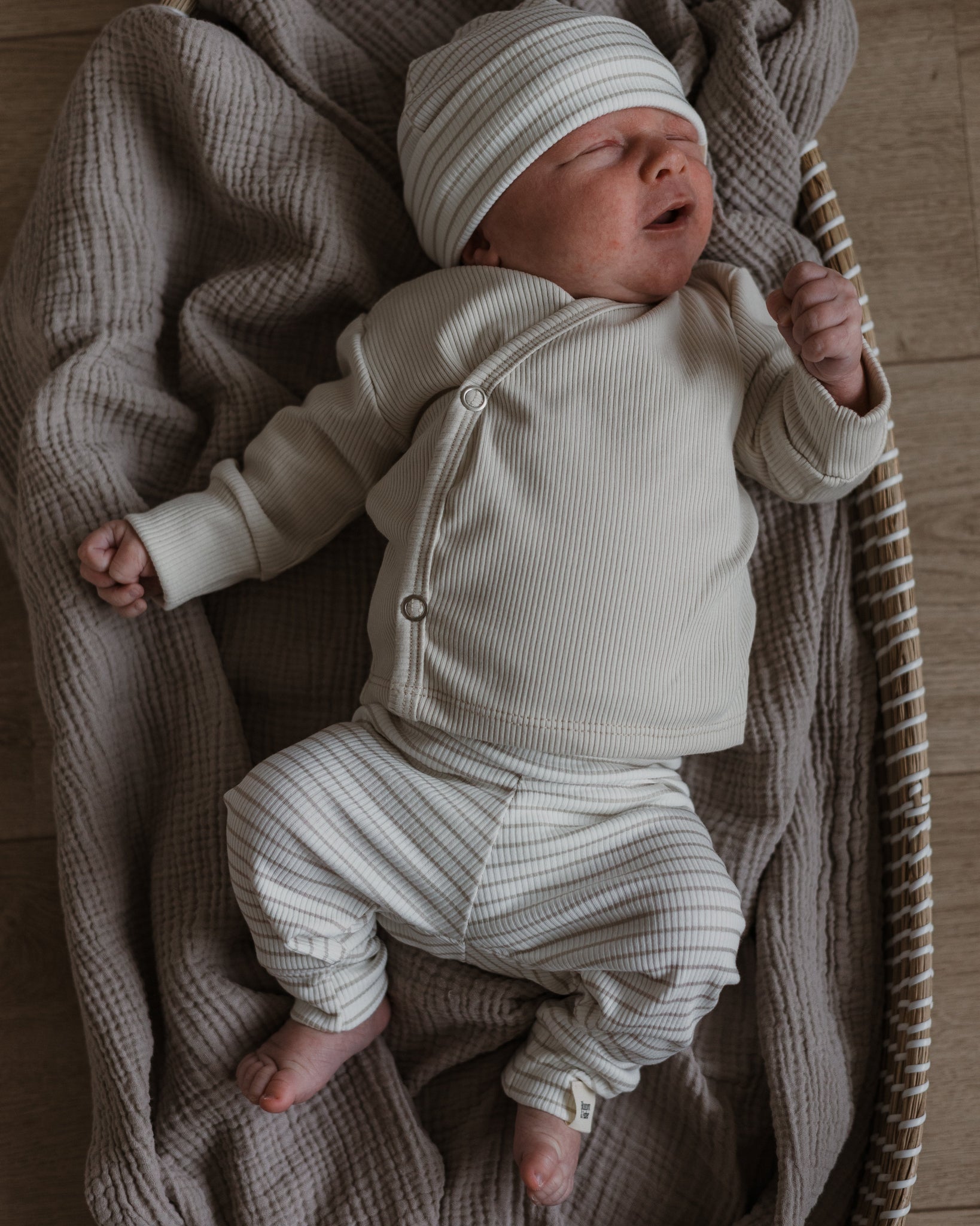 Beanie rib | Beige streepjes afbeelding 3 - Blossom & Feather