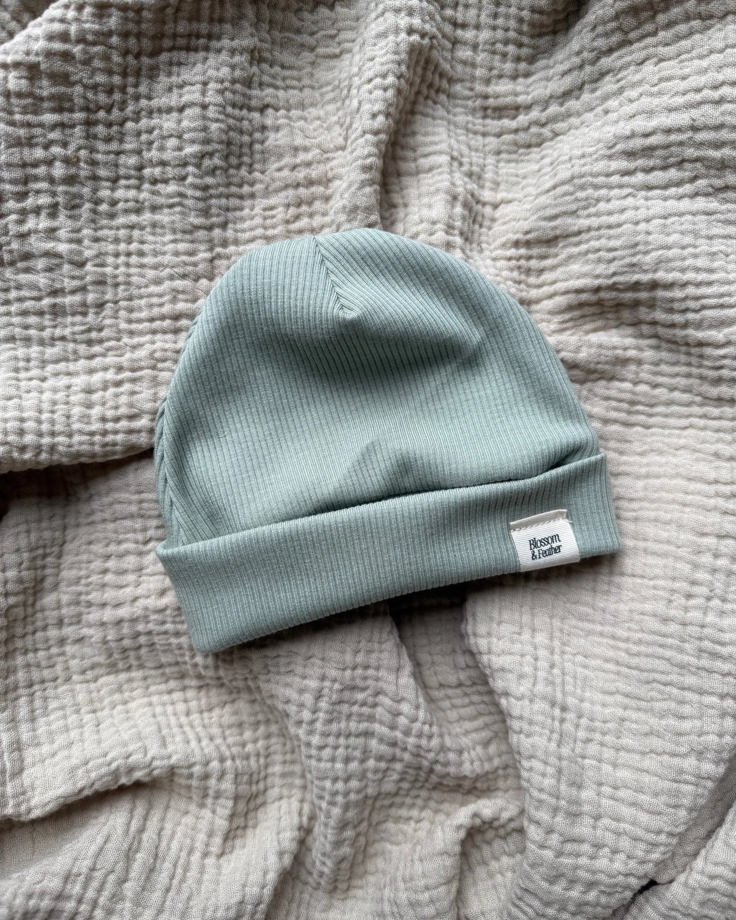 Beanie rib | Dusty groen - Blossom & Feather