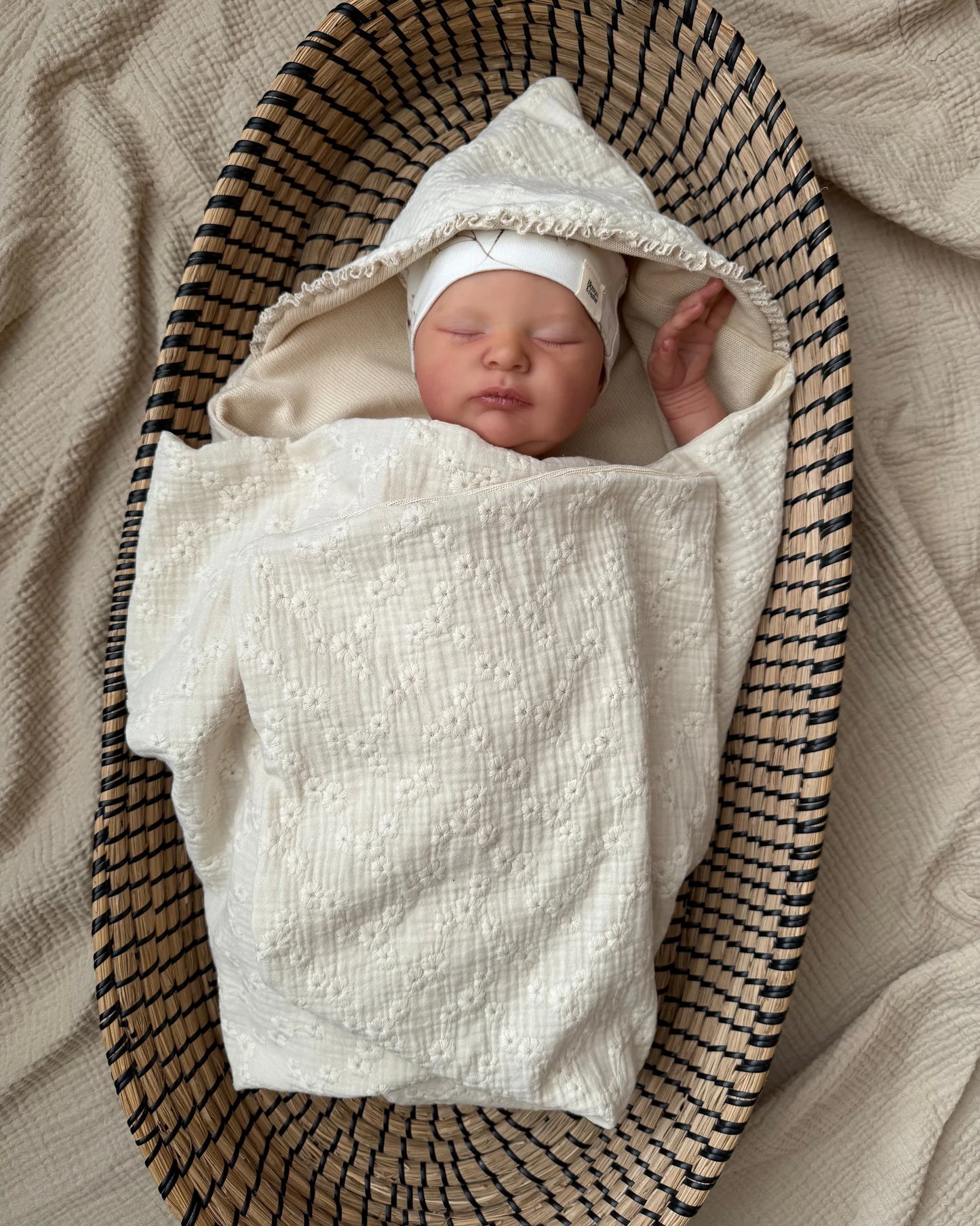 Omslagdoek/wikkeldoek | 100% baby knit | Broderie afbeelding 1 - Blossom & Feather