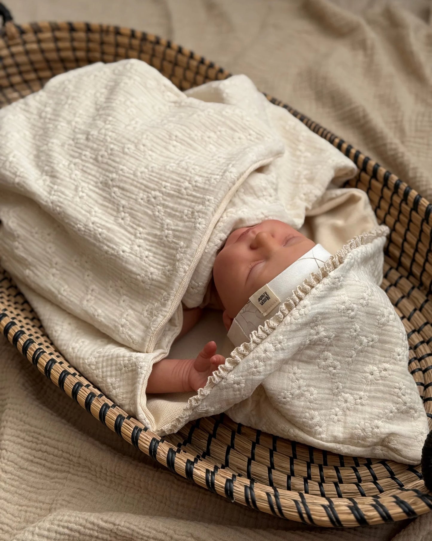 Omslagdoek/wikkeldoek | 100% baby knit | Broderie afbeelding 2 - Blossom & Feather