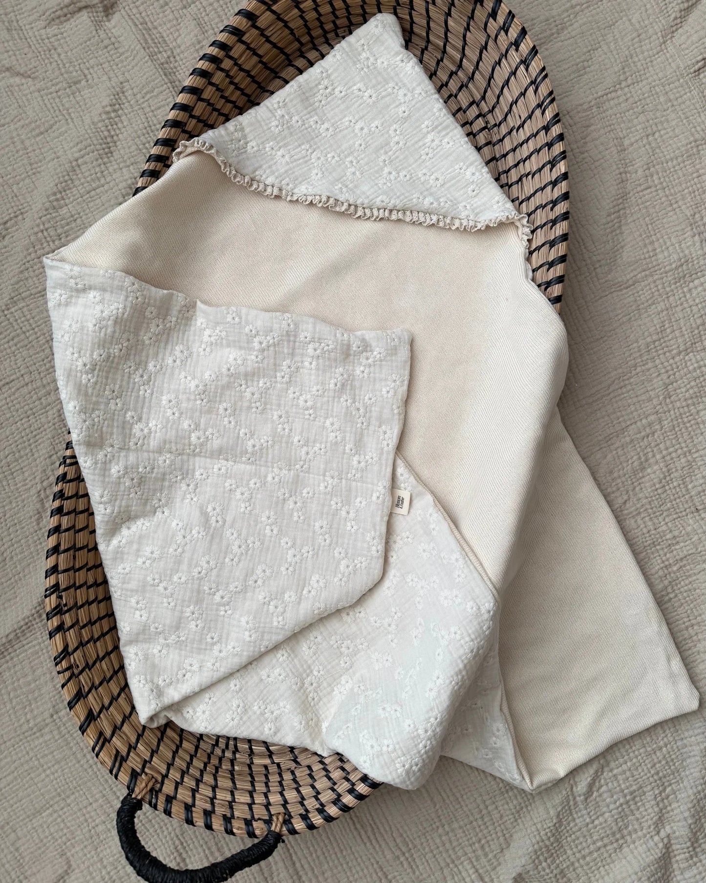 Omslagdoek/wikkeldoek | 100% baby knit | Broderie afbeelding 3 - Blossom & Feather