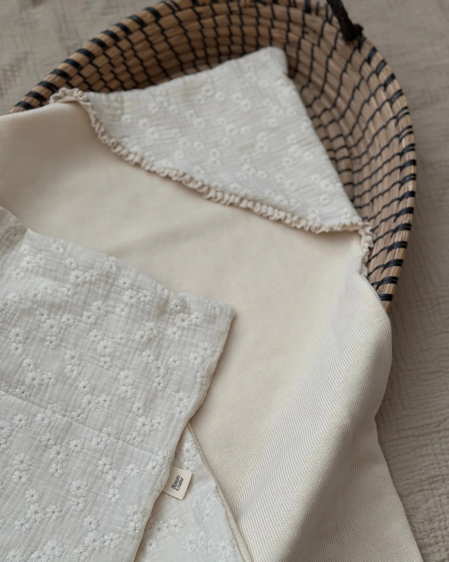 Omslagdoek/wikkeldoek | 100% baby knit | Broderie afbeelding 4 - Blossom & Feather