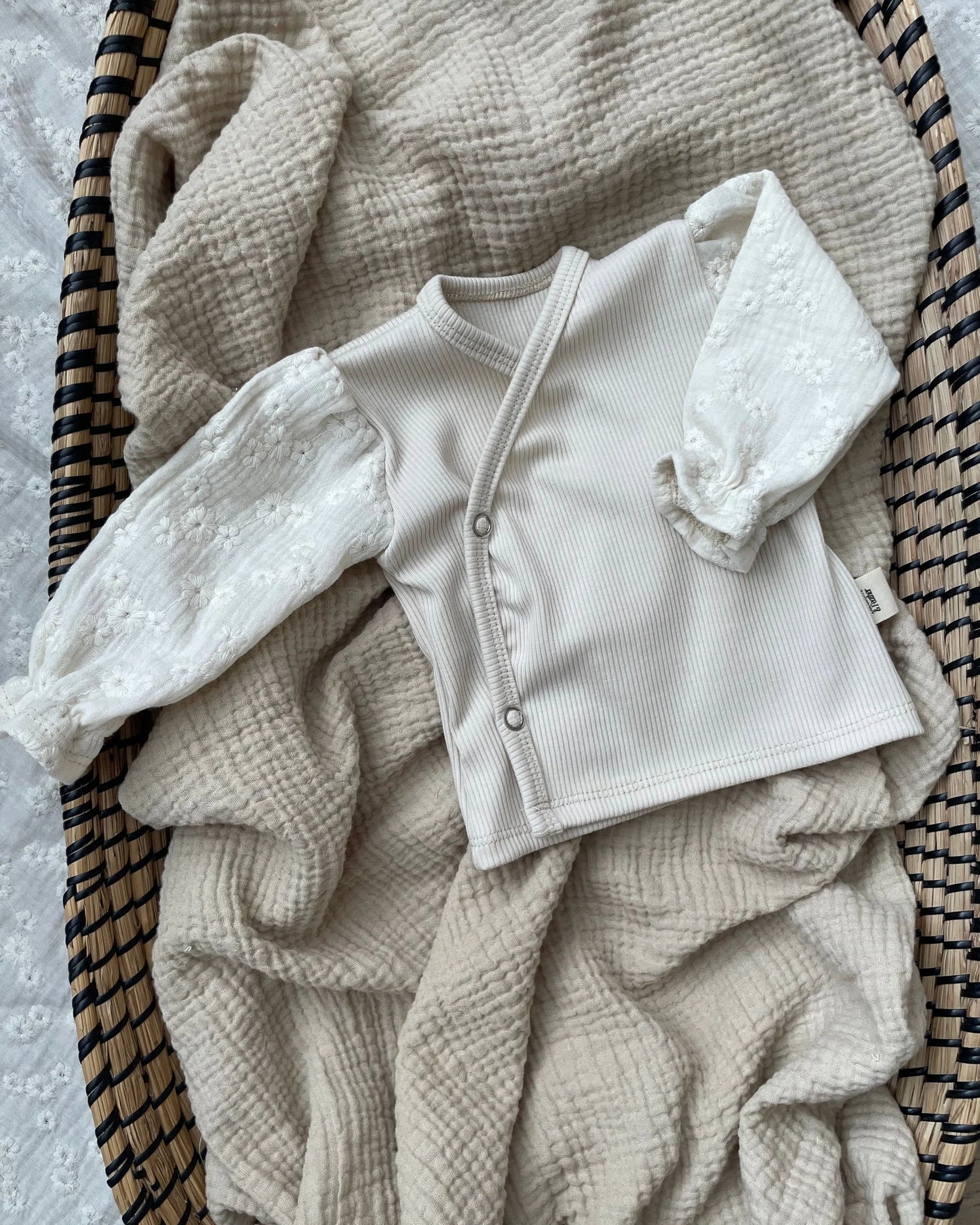 Overslagshirtje | Cr�me | Broderie Ecru - Blossom & Feather