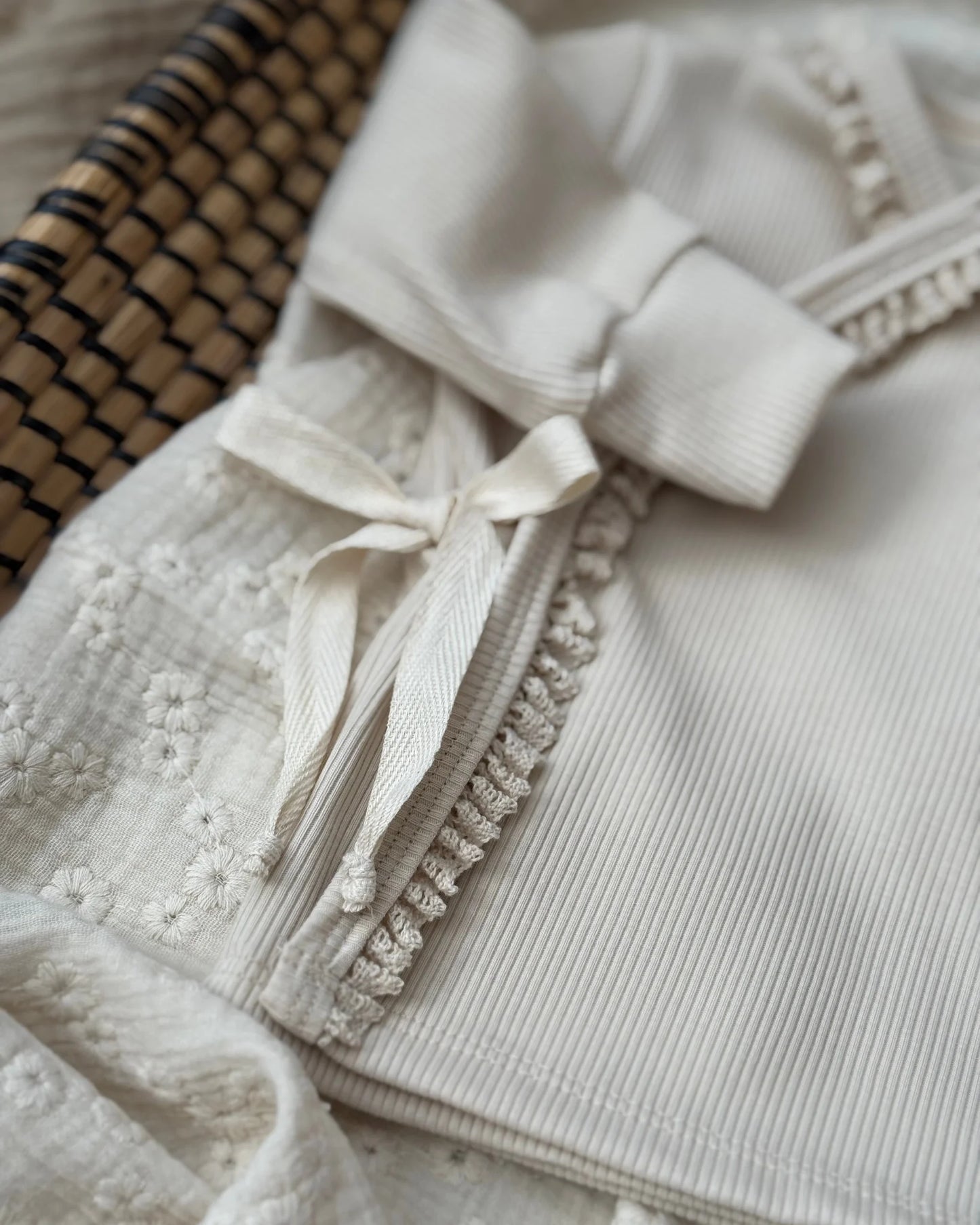 Overslagshirtje rib | Cr�me | Kant afbeelding 2 - Blossom & Feather