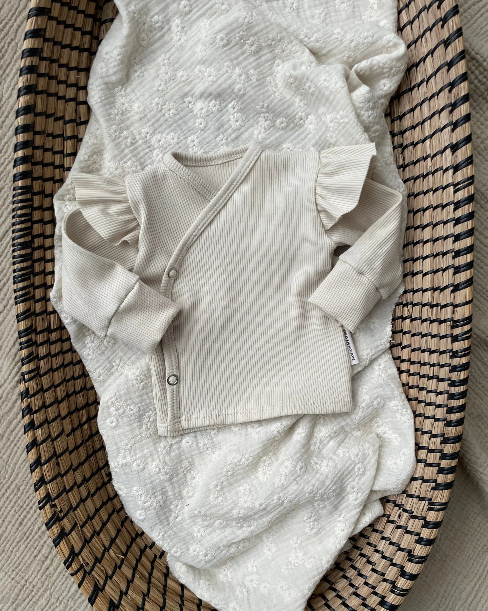 Overslagshirtje rib | Met of zonder ruffle | Cr�me afbeelding 1 - Blossom & Feather