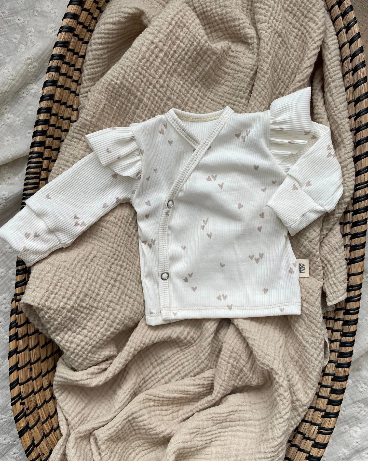 Overslagshirtje rib | Met of zonder ruffle | Hartjes afbeelding 1 - Blossom & Feather