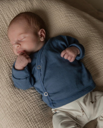 Overslagshirtje rib | Jeansblauw afbeelding 1 - Blossom & Feather