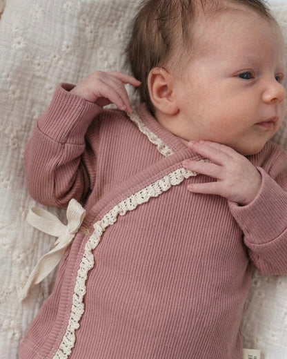 Overslagshirtje rib | Klei roze | Kant afbeelding 2 - Blossom & Feather